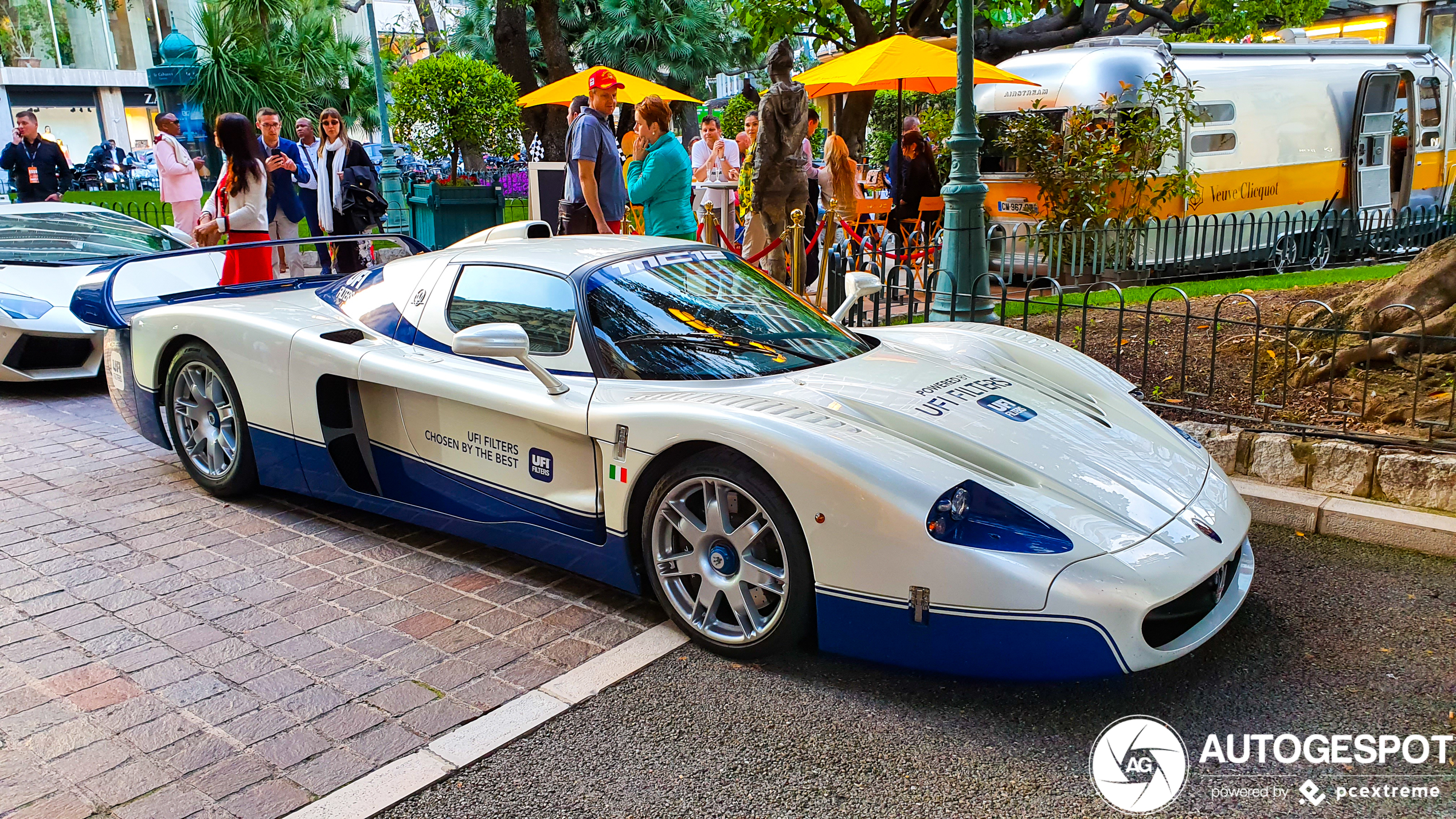 Perfectie: Maserati MC12 aanschouwen met een glas champagne