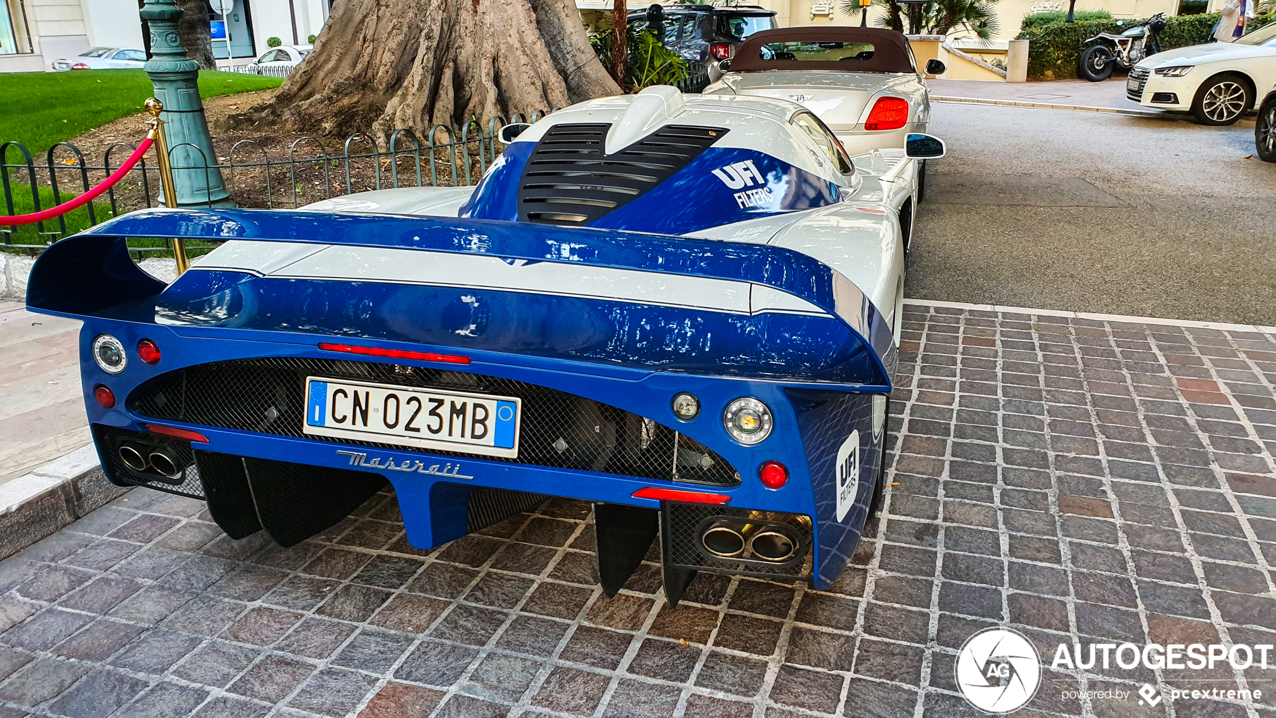 Perfectie: Maserati MC12 aanschouwen met een glas champagne