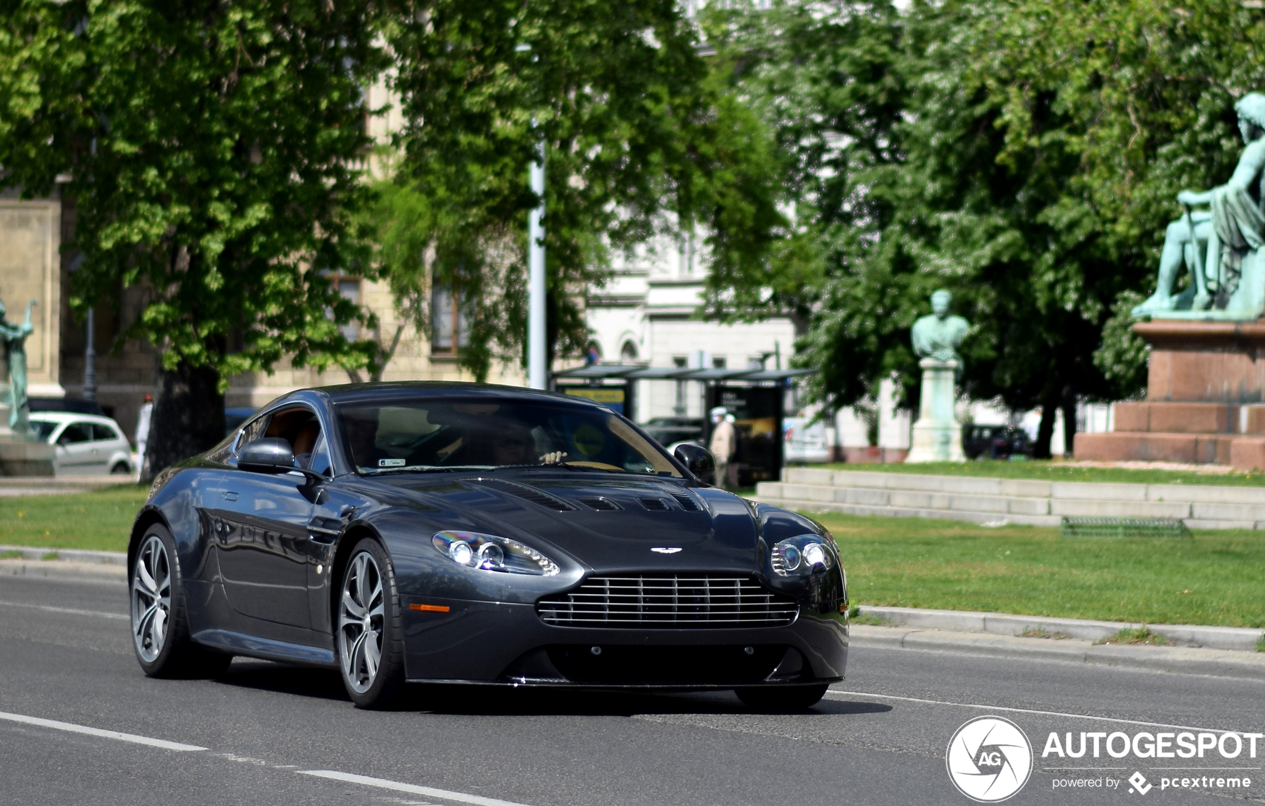 Aston Martin V12 Vantage