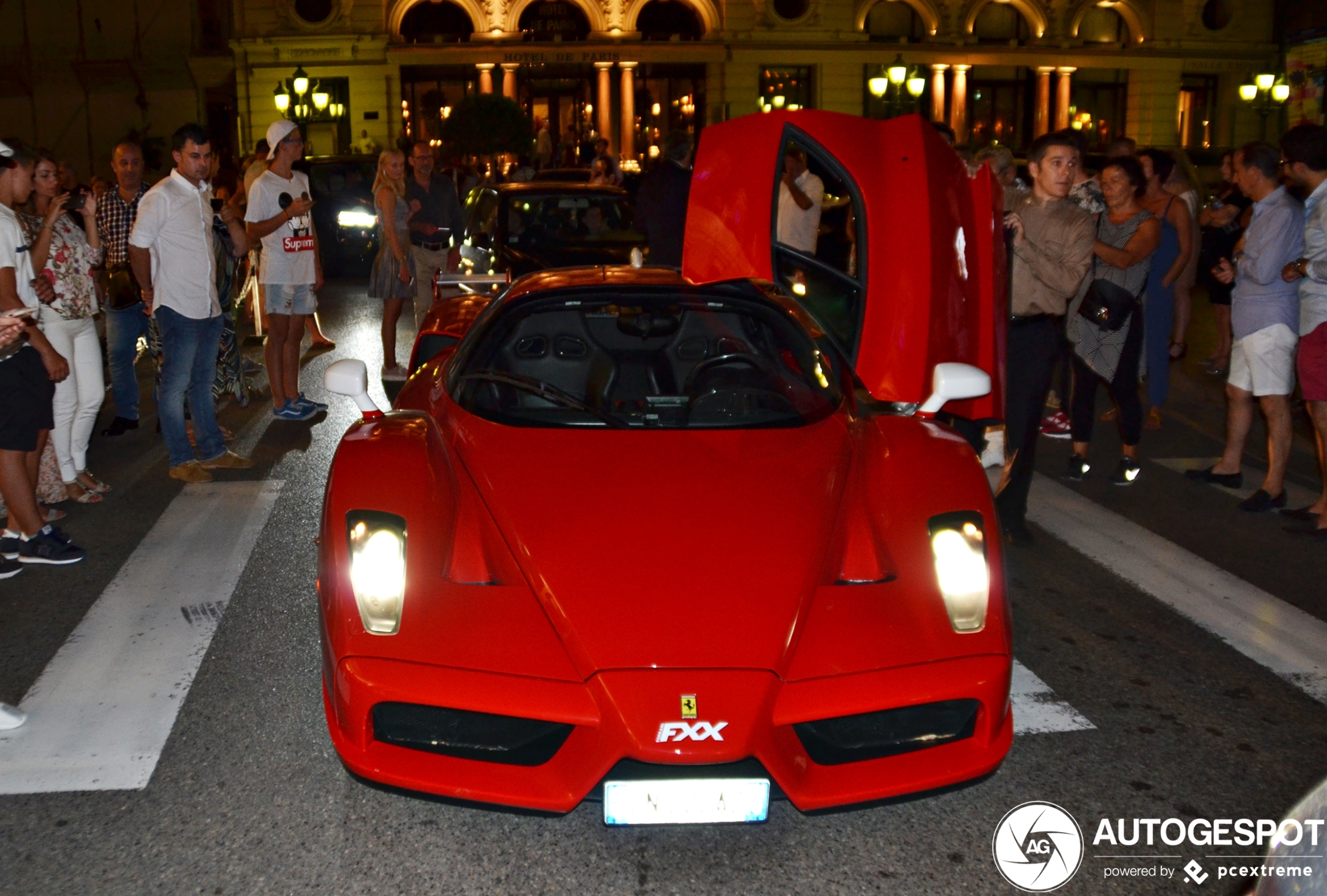 Ferrari Enzo in Monaco trekt de aandacht op Casinoplein