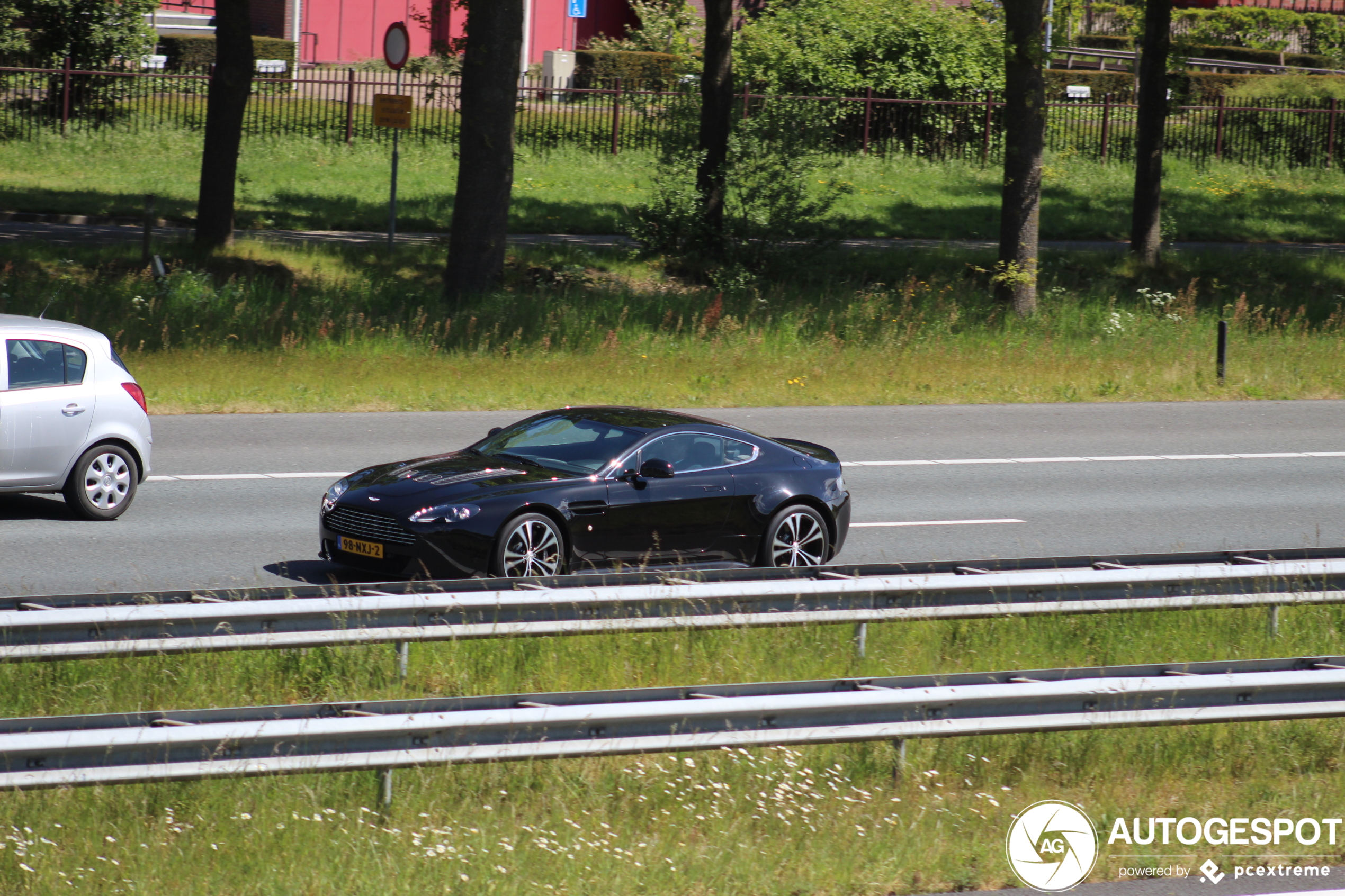 Aston Martin V12 Vantage Carbon Black Edition