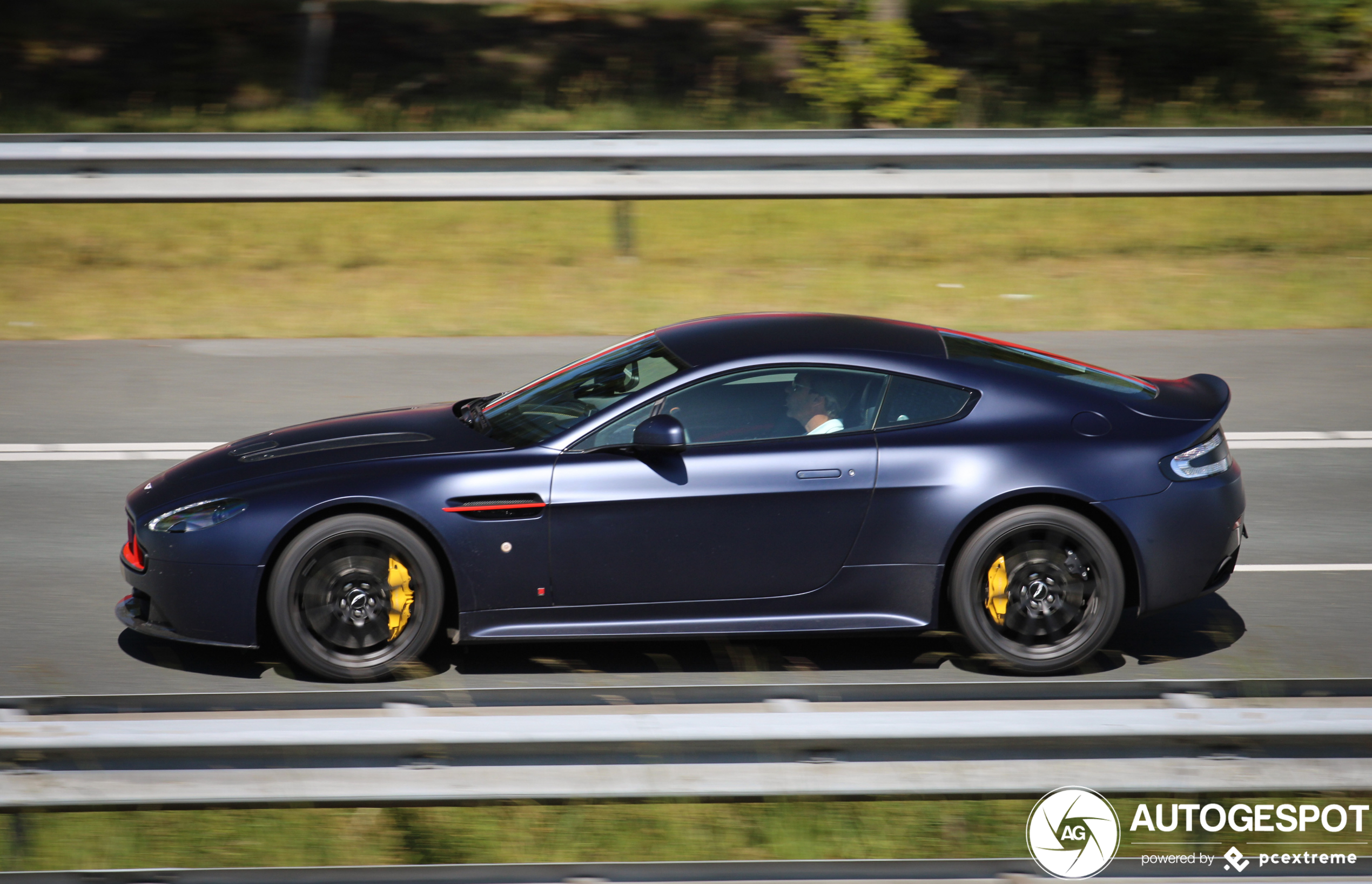 Aston Martin V12 Vantage S Red Bull Racing Edition