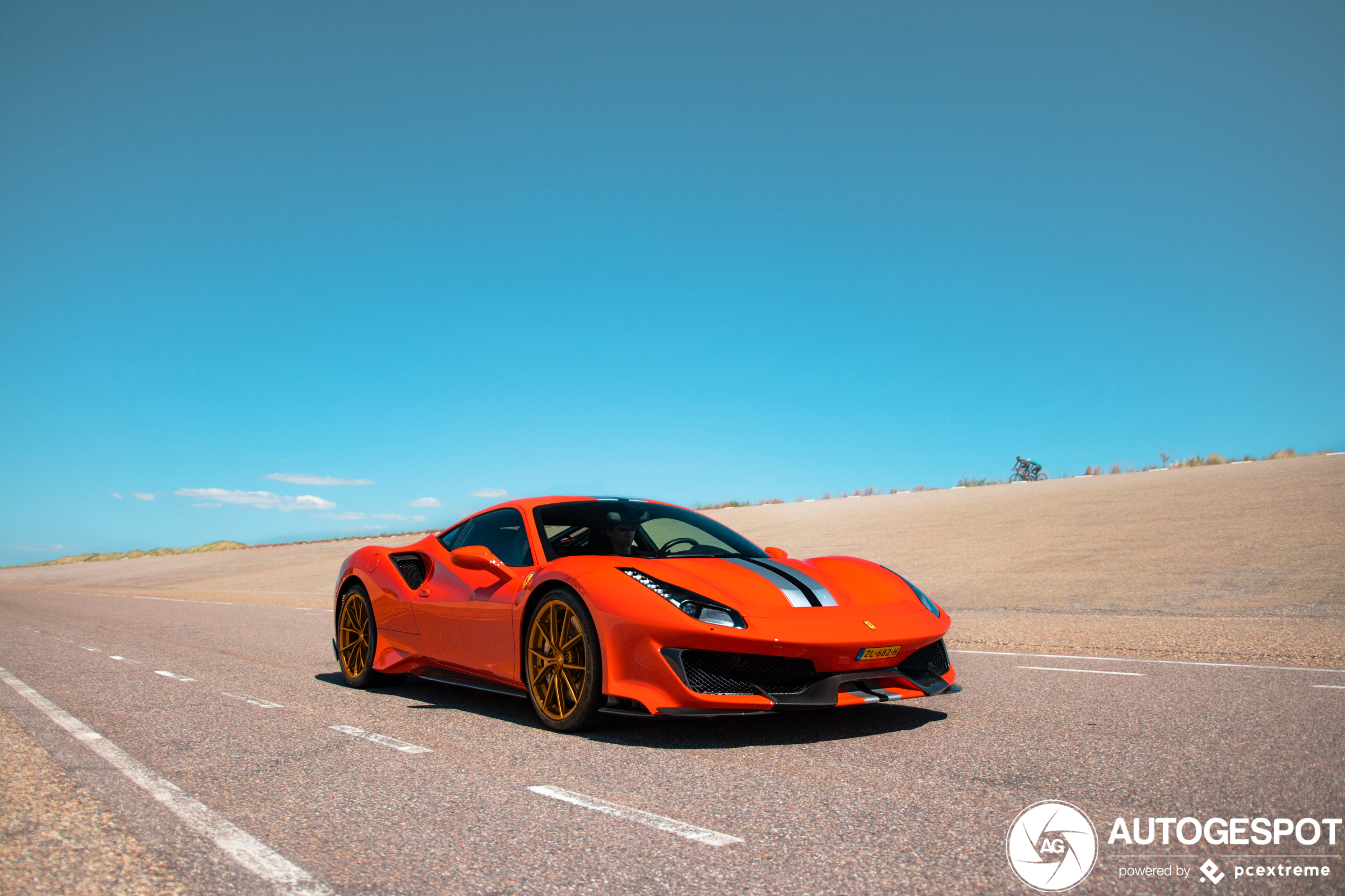 Zet je zonnebril maar op: Ferrari 488 Pista brand op je beeldscherm