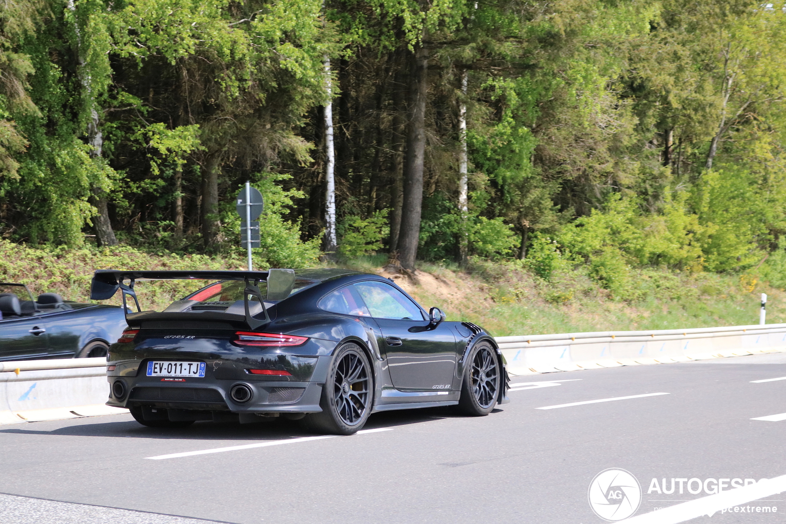 Porsche Manthey Racing 991 GT2 RS MR