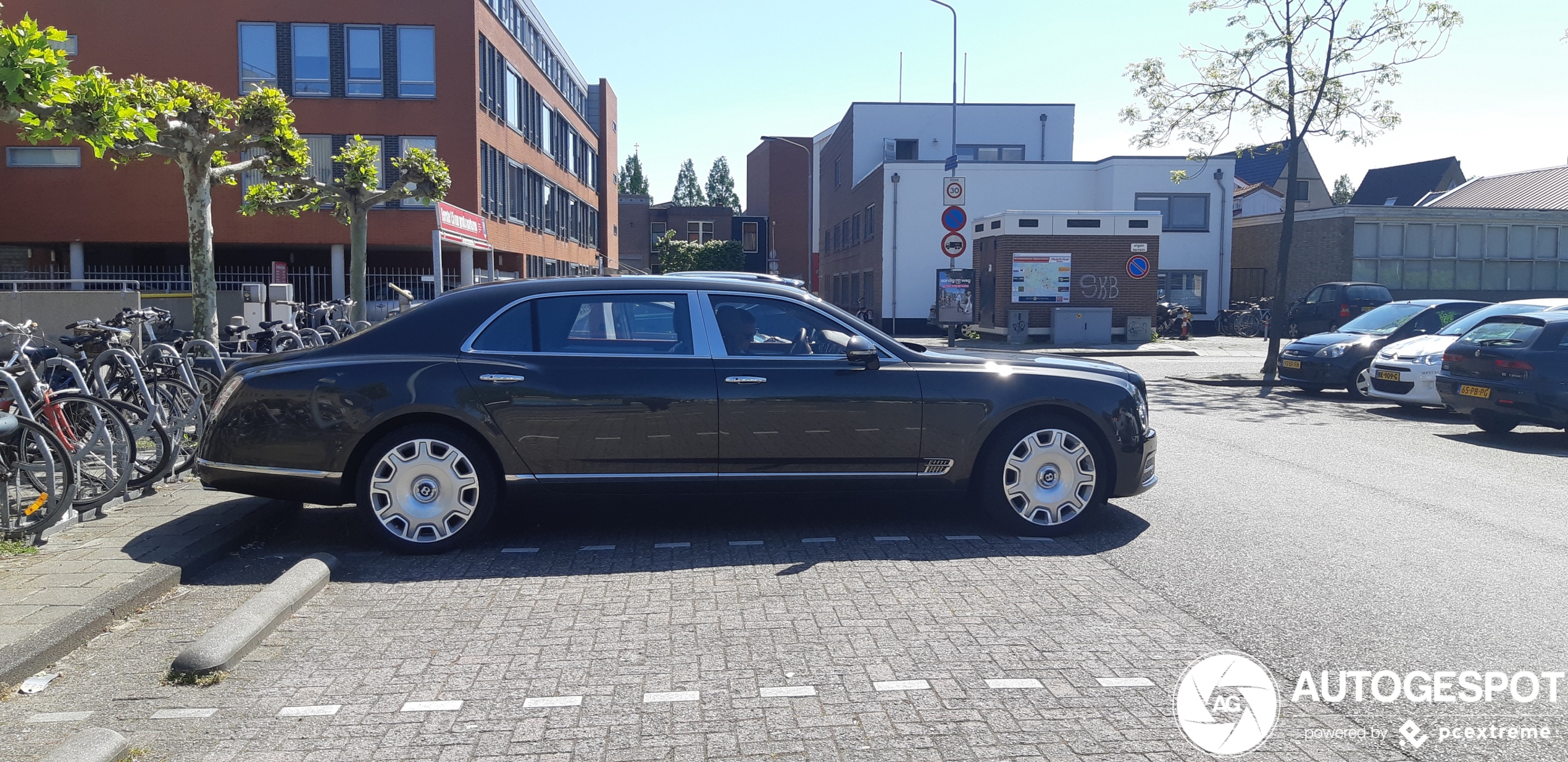 Ongeschikt voor de gewone parkeerplaats: Bentley Mulsanne EWB