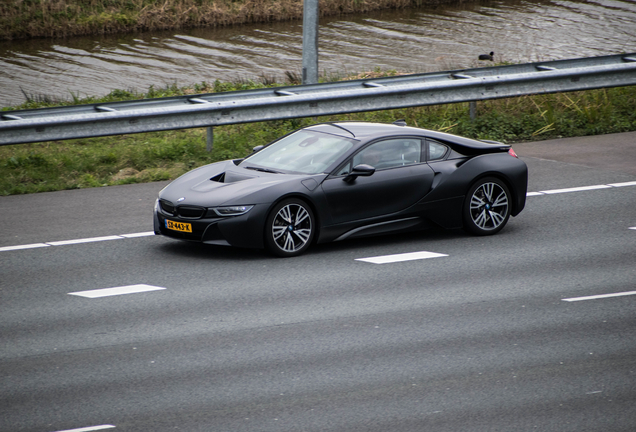 BMW i8 Protonic Frozen Black Edition