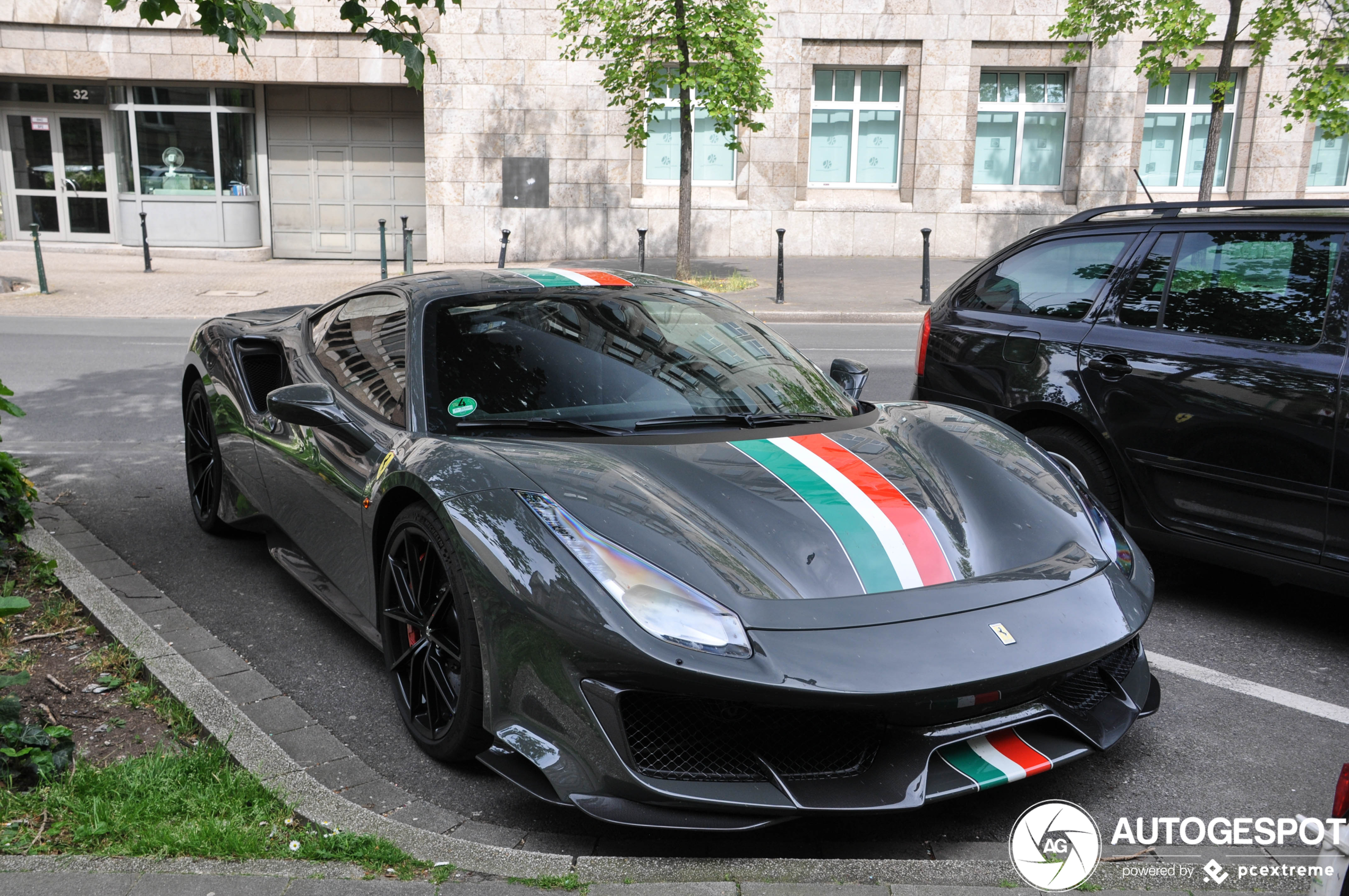 Deze Ferrari 488 Pista draagt tricolore met trots