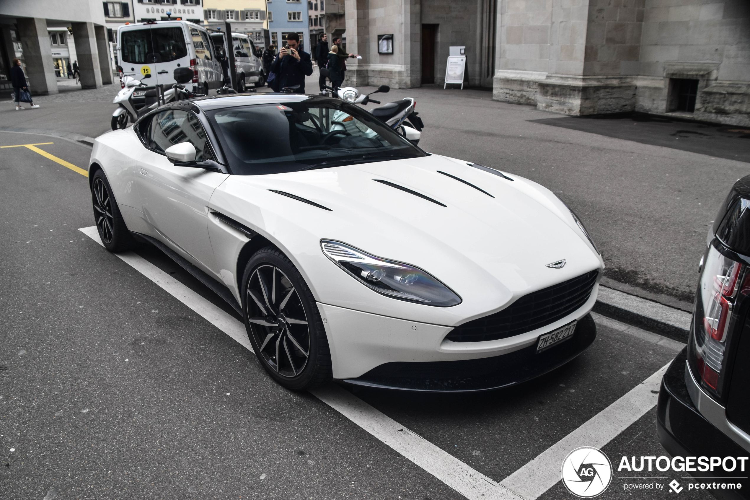 Aston Martin DB11