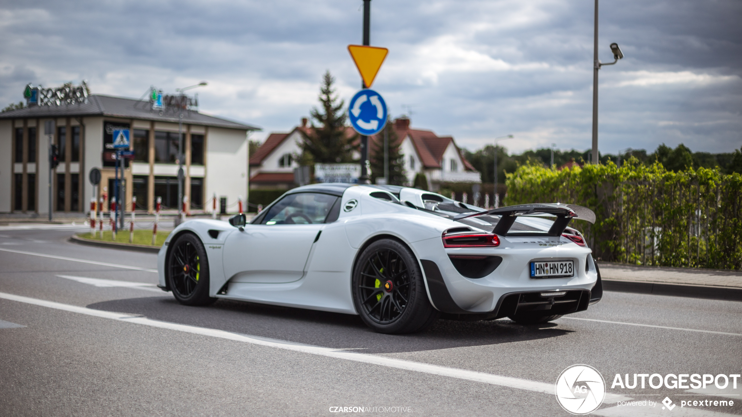 Porsche 918 Spyder Weissach Package