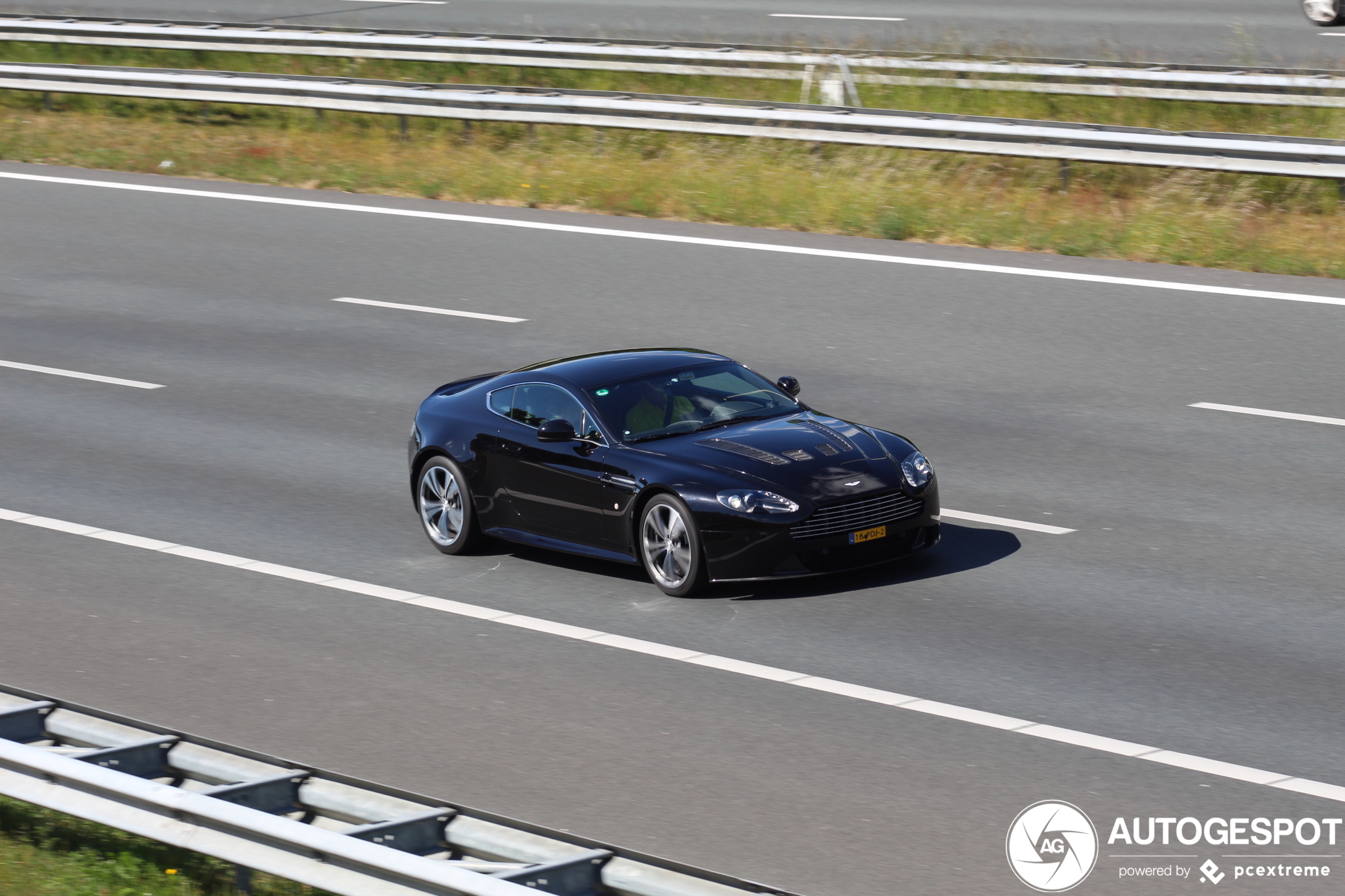 Aston Martin V12 Vantage Carbon Black Edition