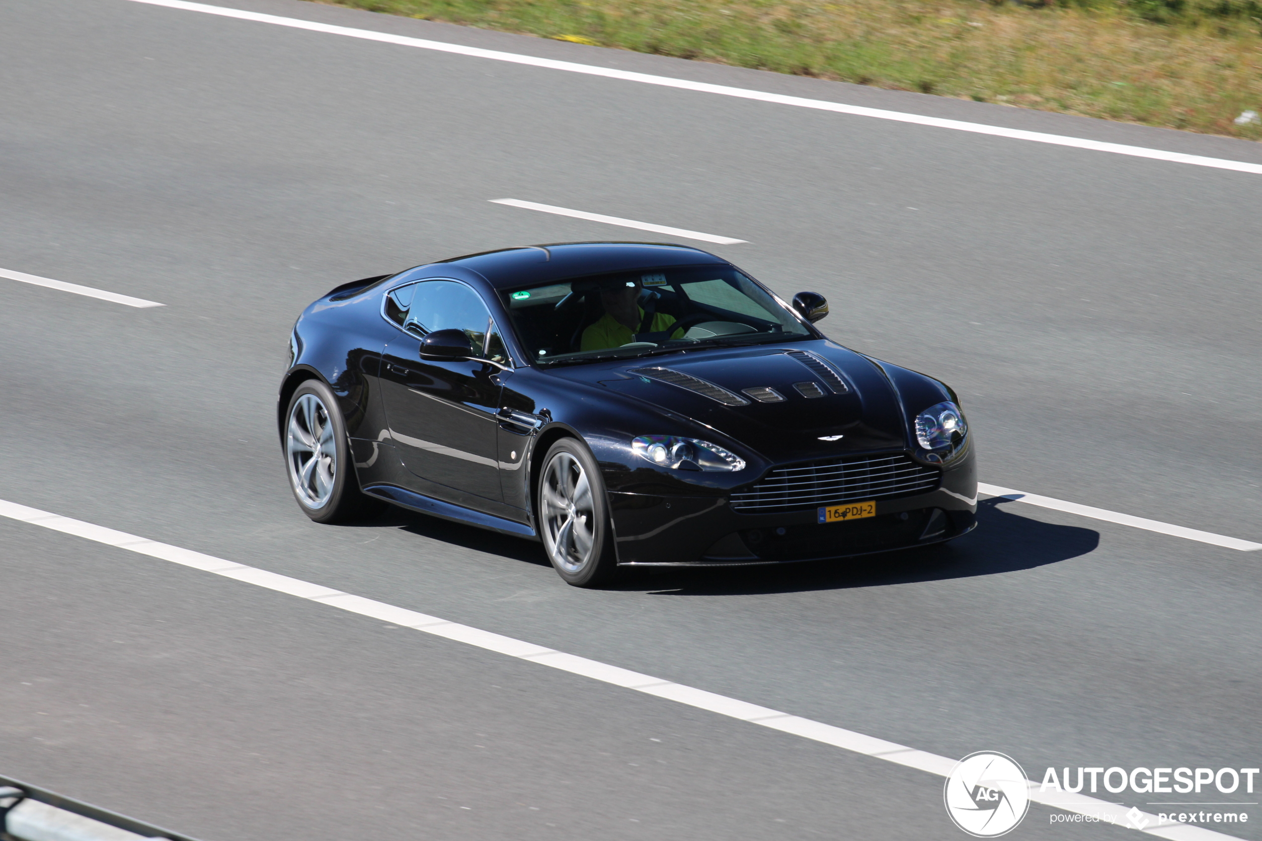 Aston Martin V12 Vantage Carbon Black Edition