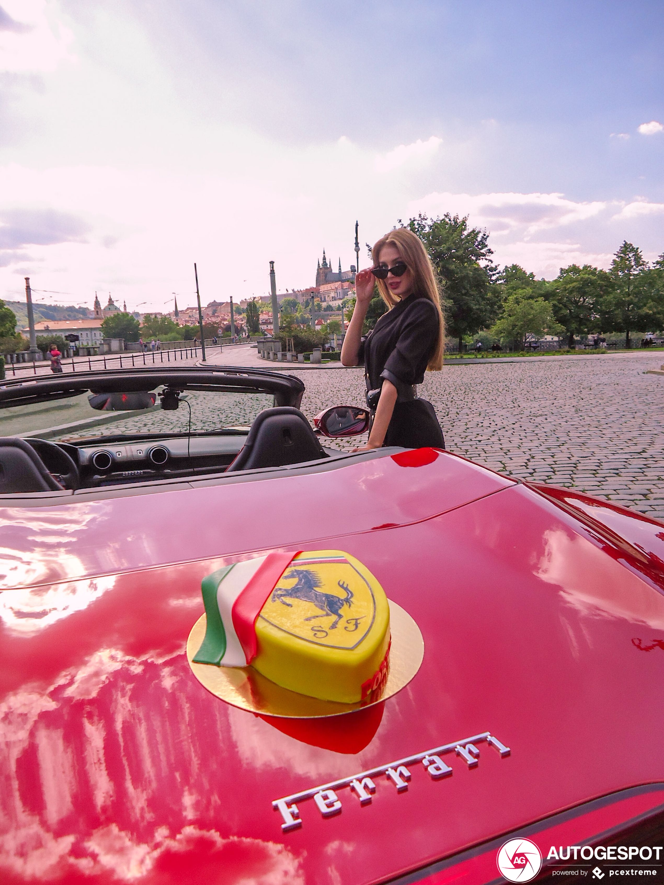 Ferrari Portofino wordt opgeleukt door vrouwelijk schoon