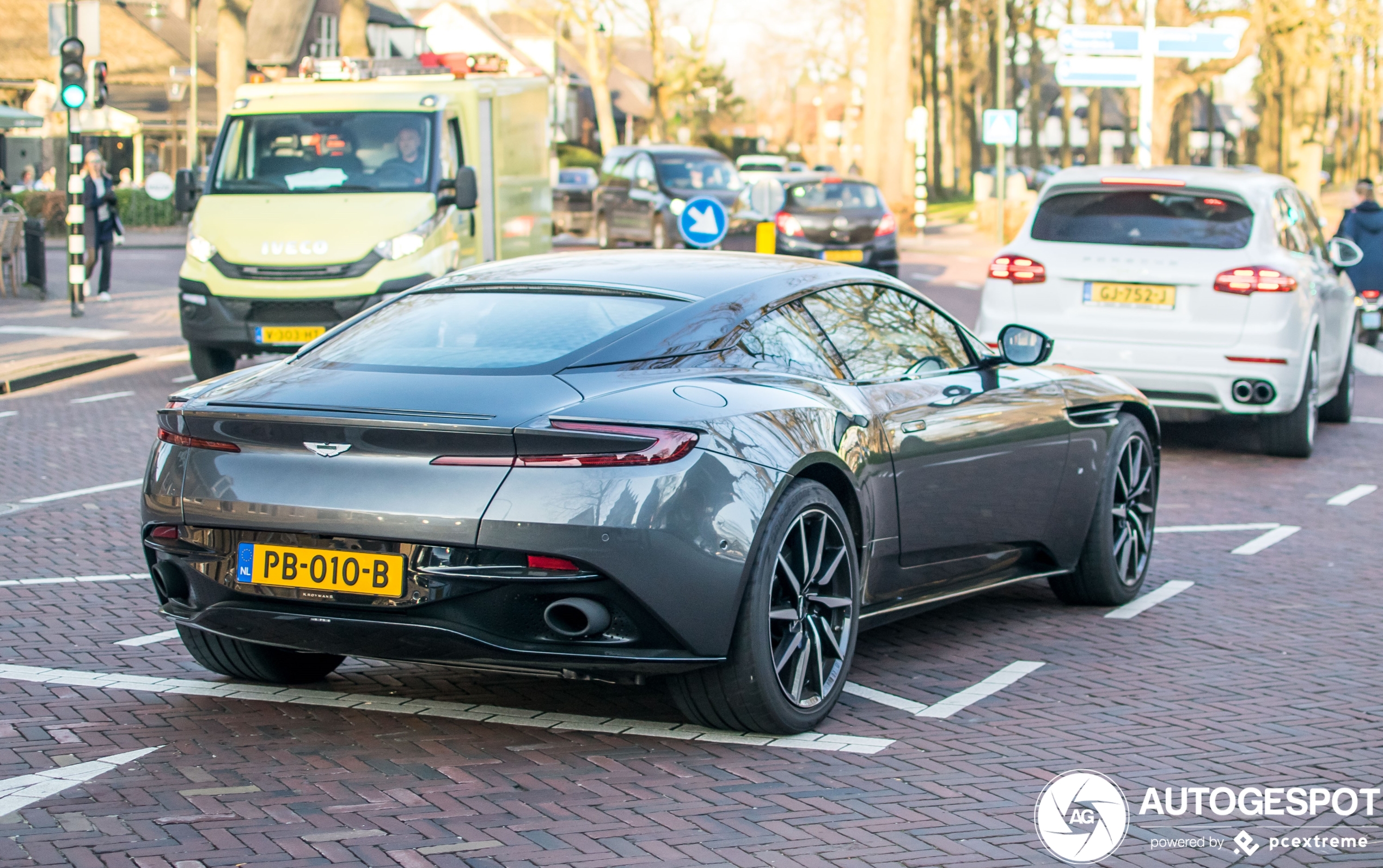 Aston Martin DB11