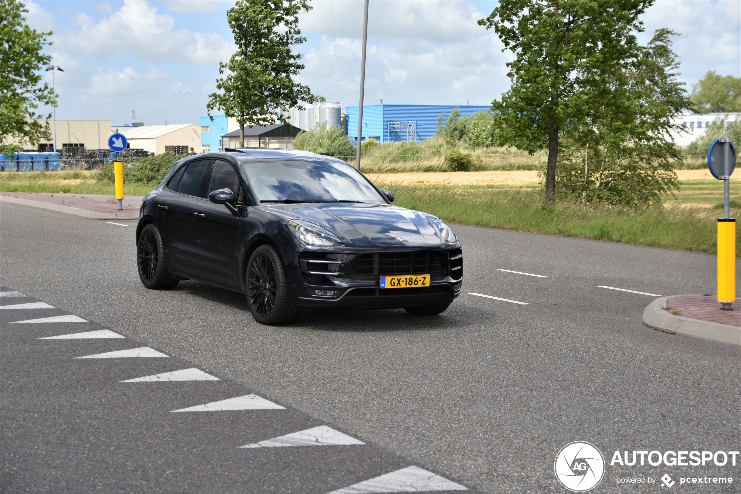 Porsche 95B Macan Turbo