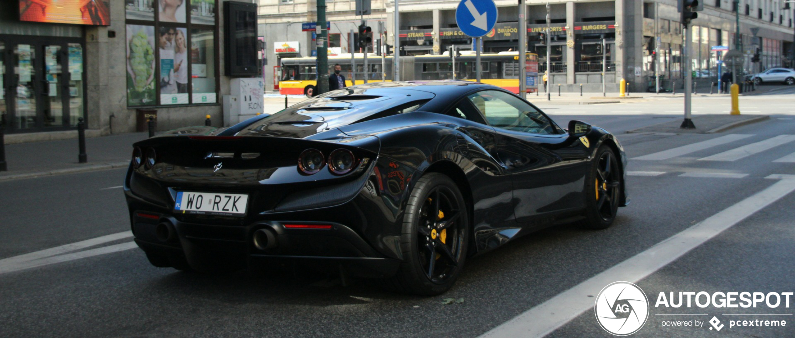 Volledig zwarte Ferrari F8 Tributo is bloedmooi