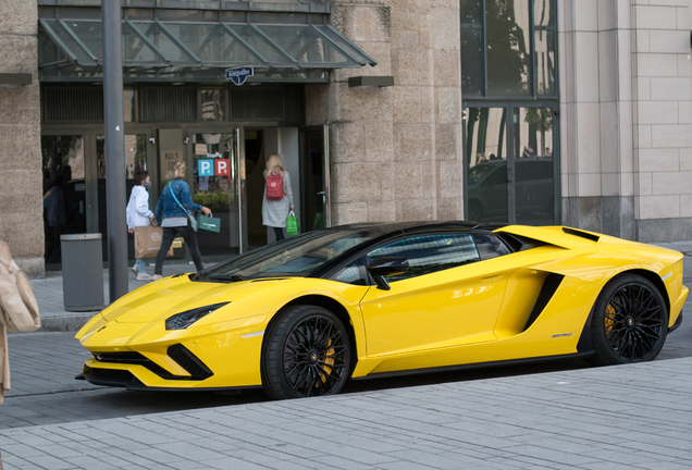 Lamborghini Aventador S LP740-4 Roadster