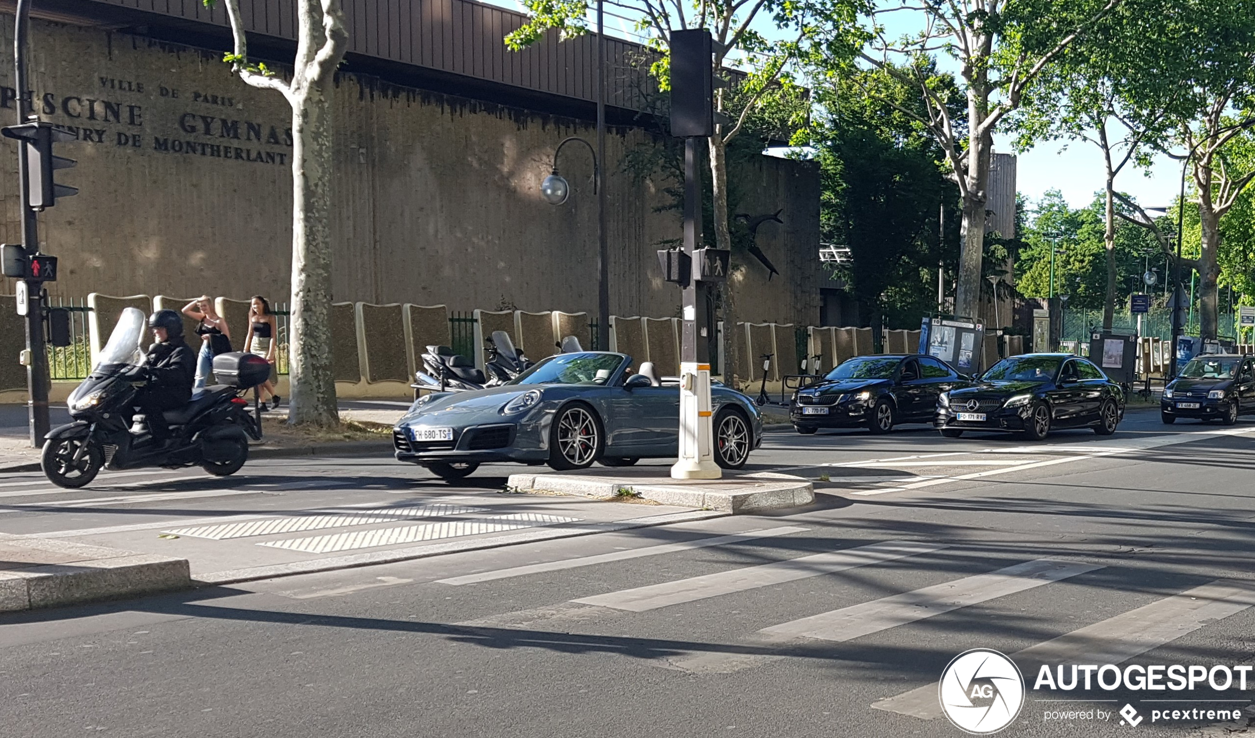 Bestuurder ziet trottoir over het hoofd in Parijs