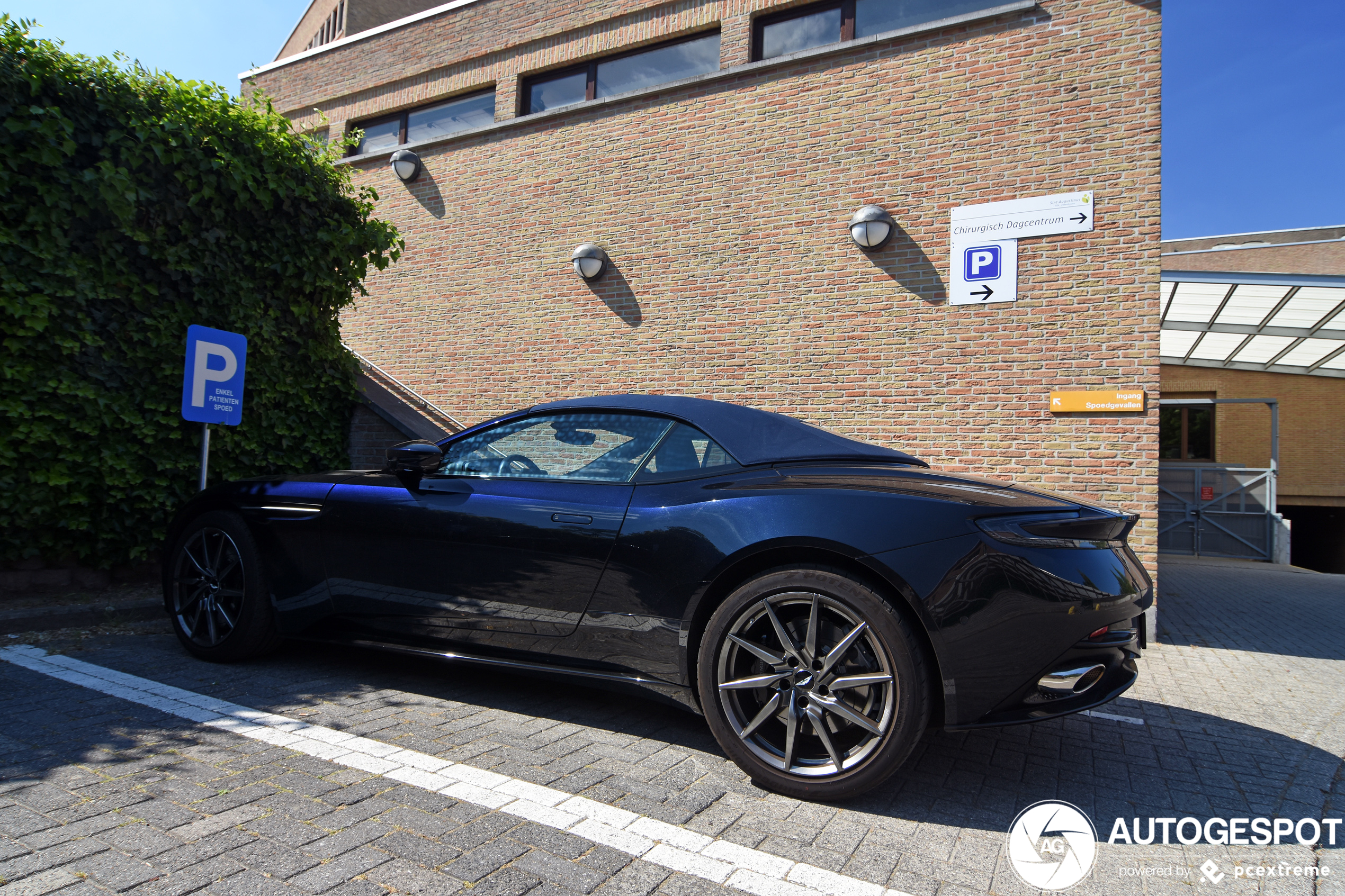 Aston Martin DB11 V8 Volante