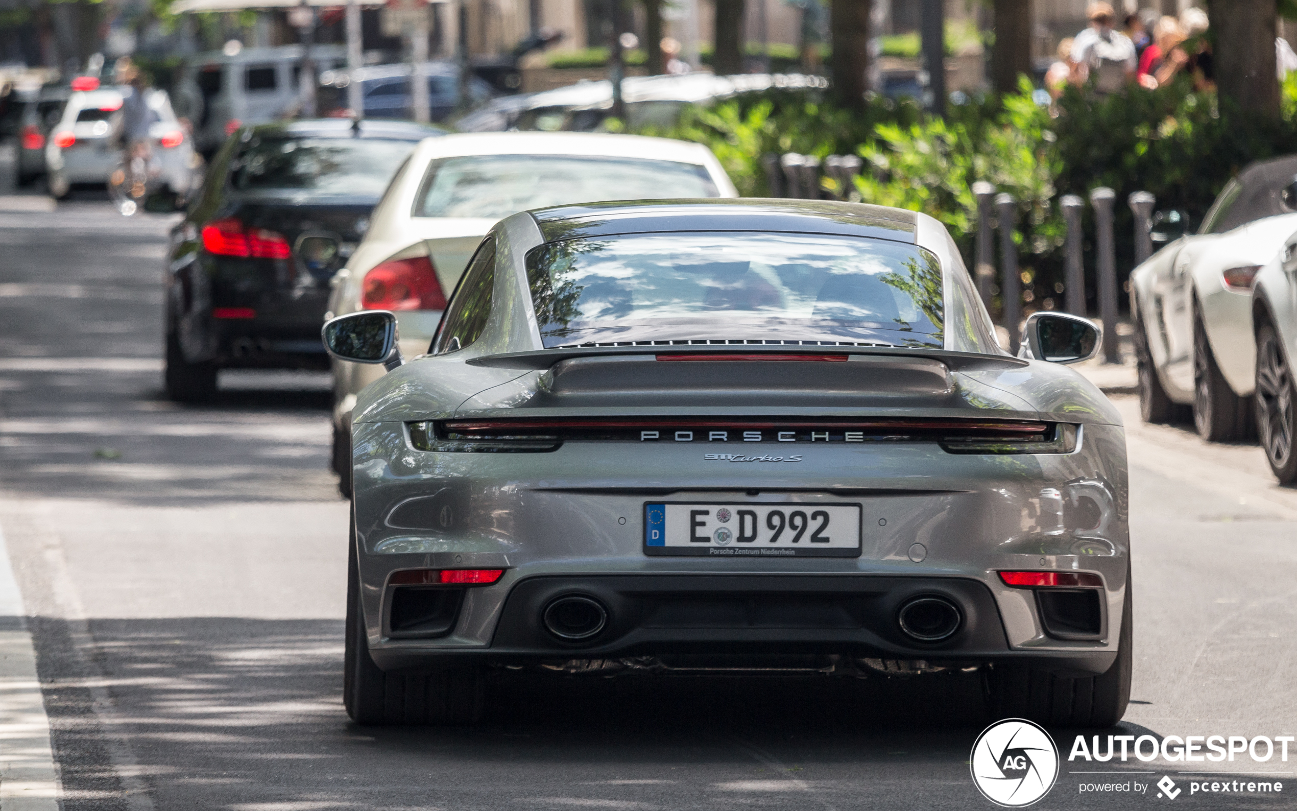 Porsche 992 Turbo S flaneert over Königsallee