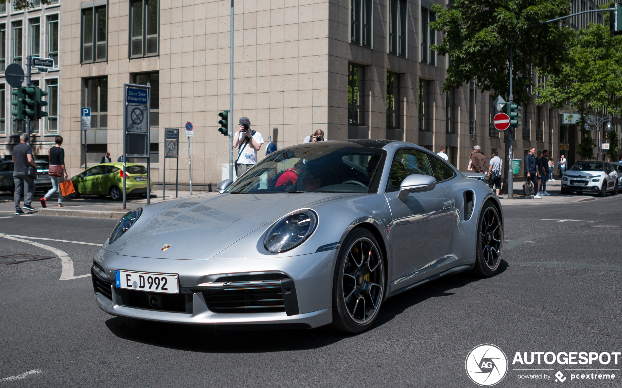 Porsche 992 Turbo S flaneert over Königsallee