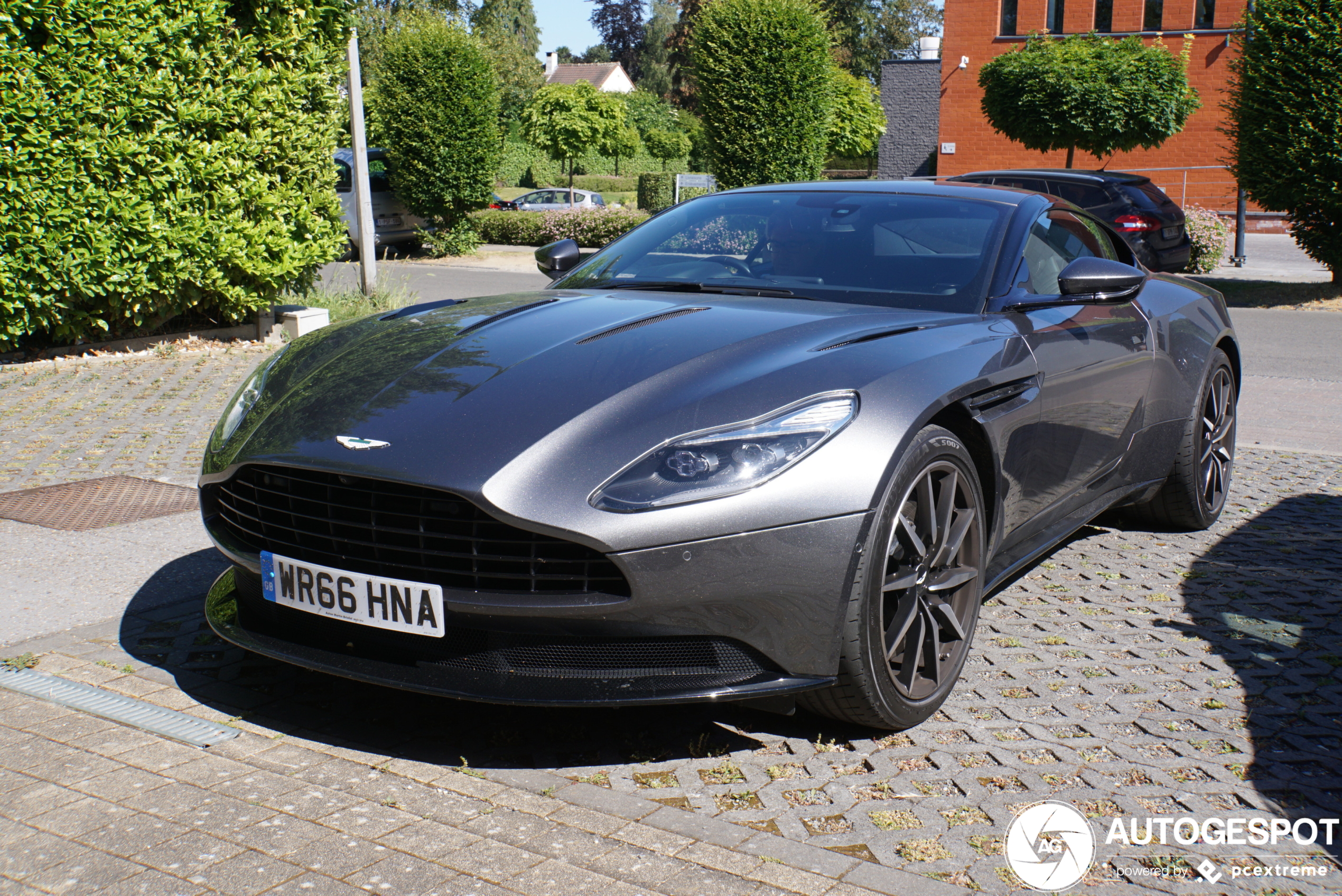 Aston Martin DB11