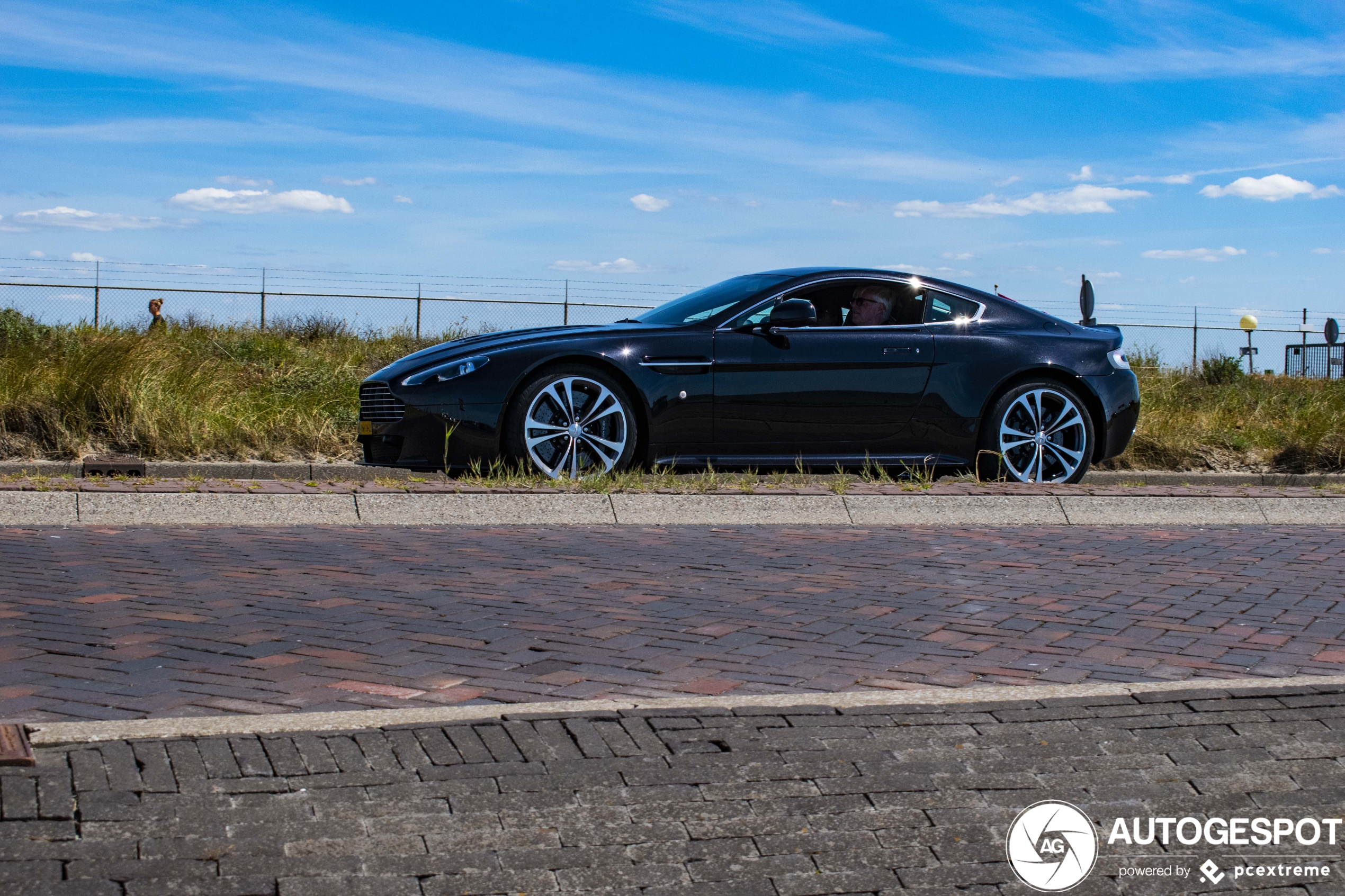 Aston Martin V12 Vantage Carbon Black Edition