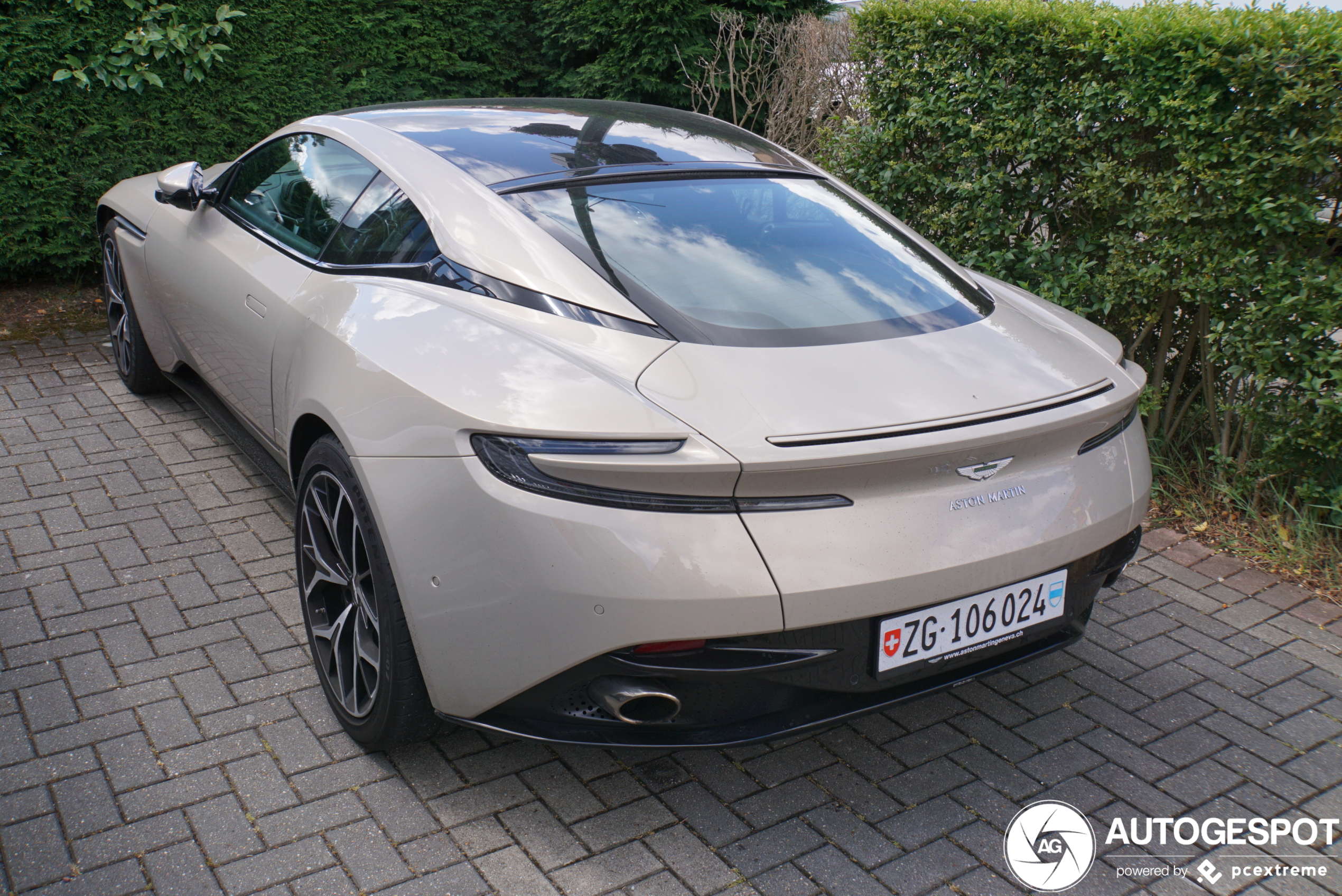 Aston Martin DB11