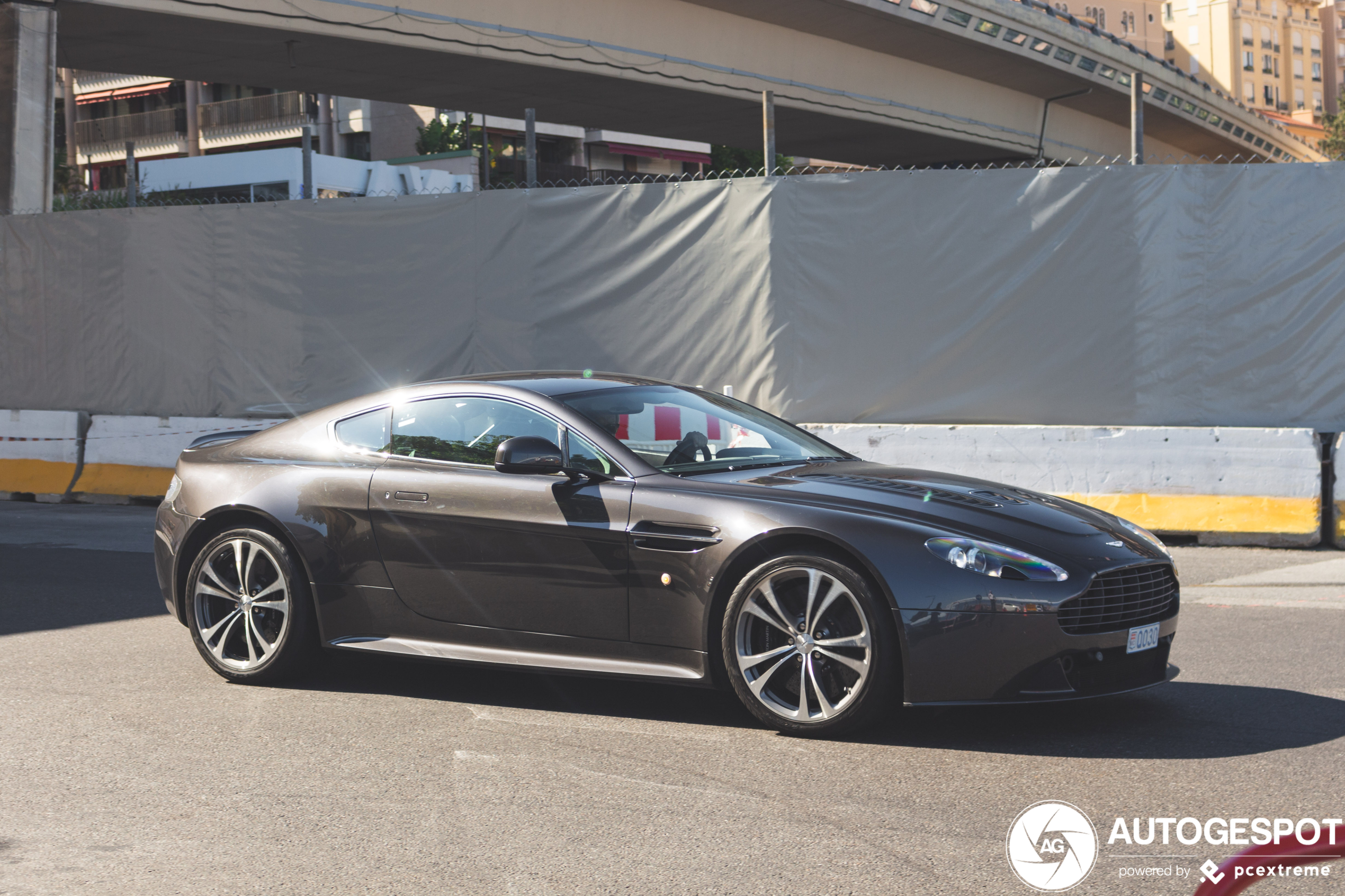 Aston Martin V12 Vantage