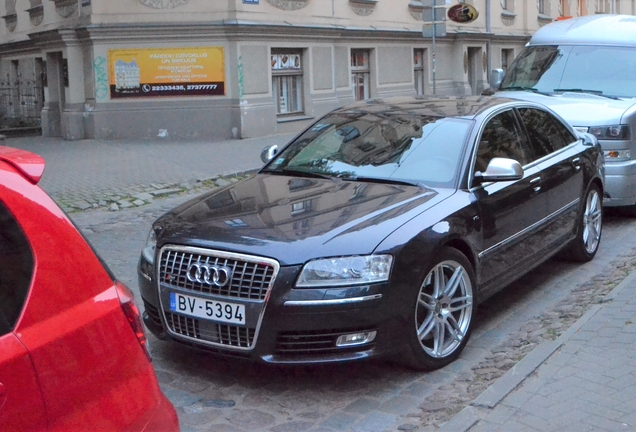 Audi S8 D3