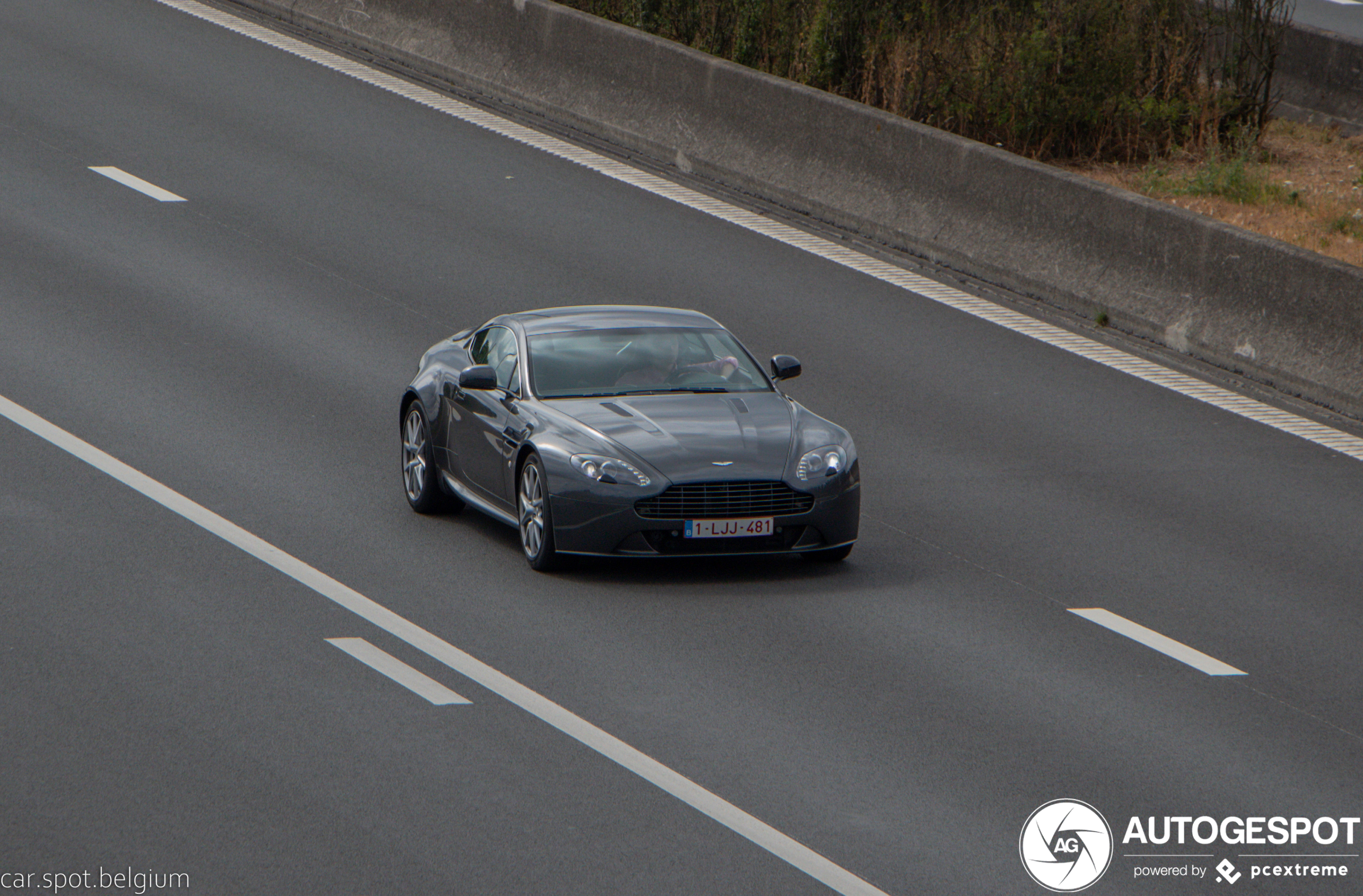 Aston Martin V8 Vantage 2012