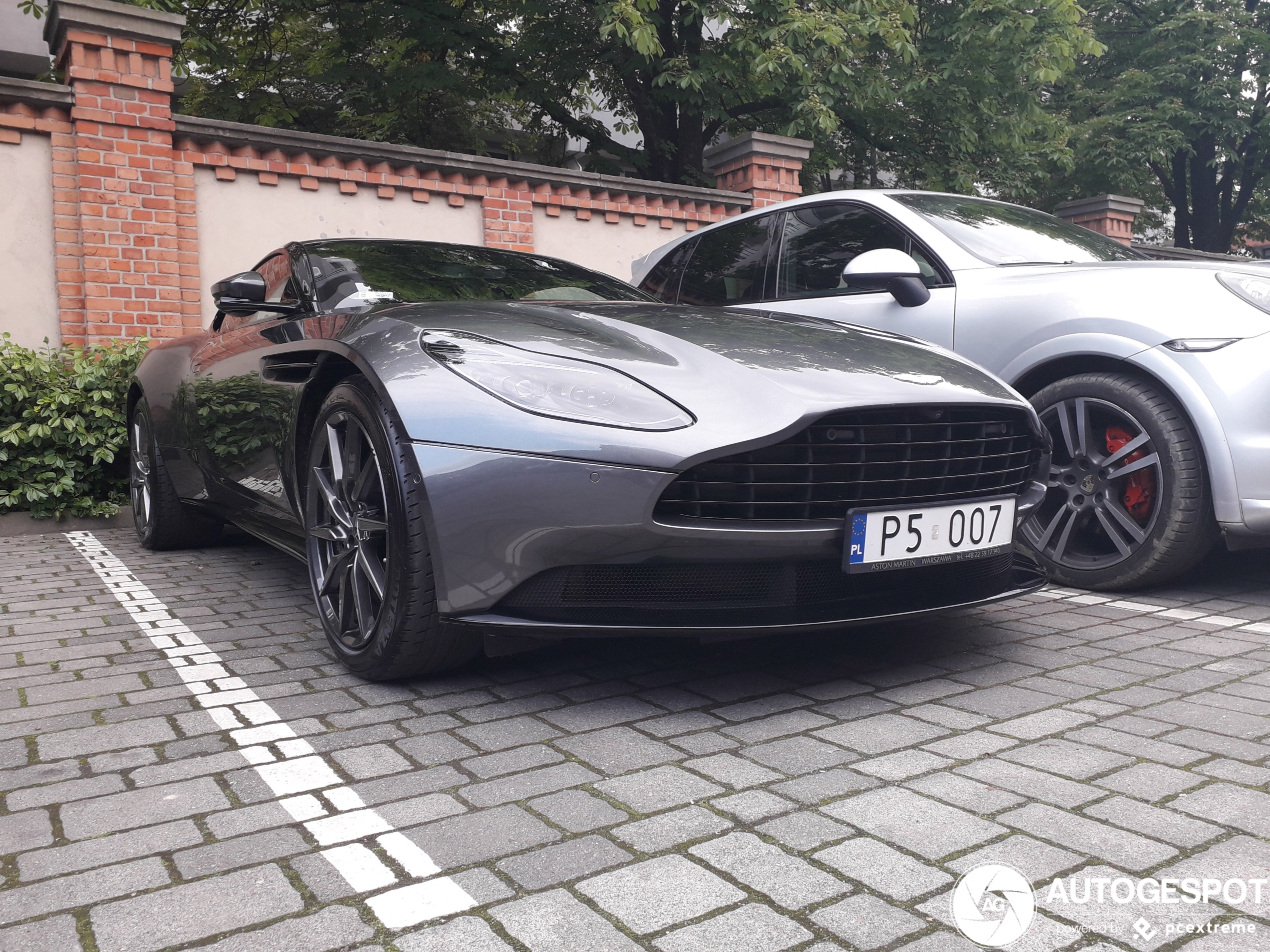 Aston Martin DB11 V8