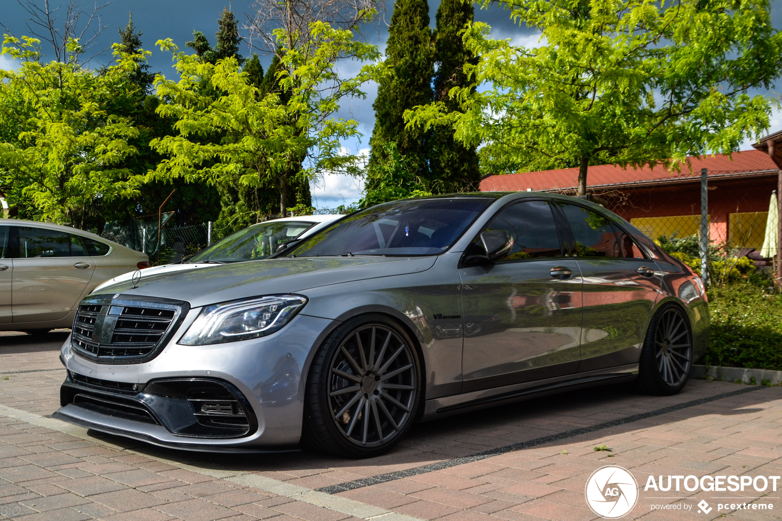 Mercedes-AMG S 63 trekt een lekkere burn-out