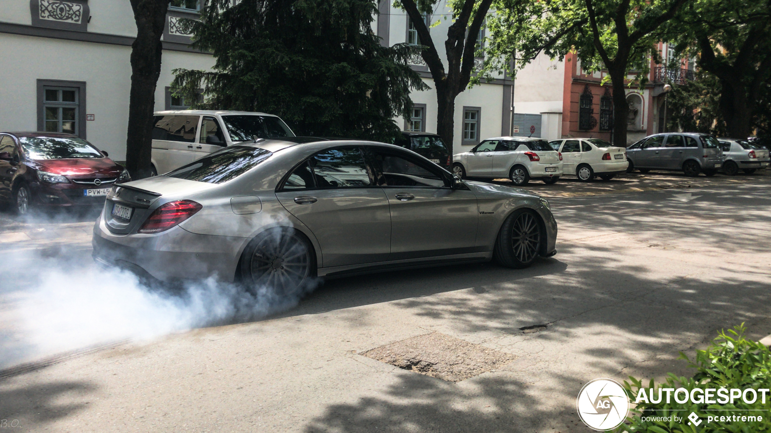 Mercedes-AMG S 63 legt een lekkere drift neer