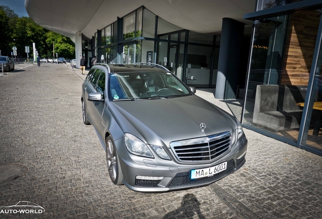 Mercedes-Benz E 63 AMG S212 V8 Biturbo