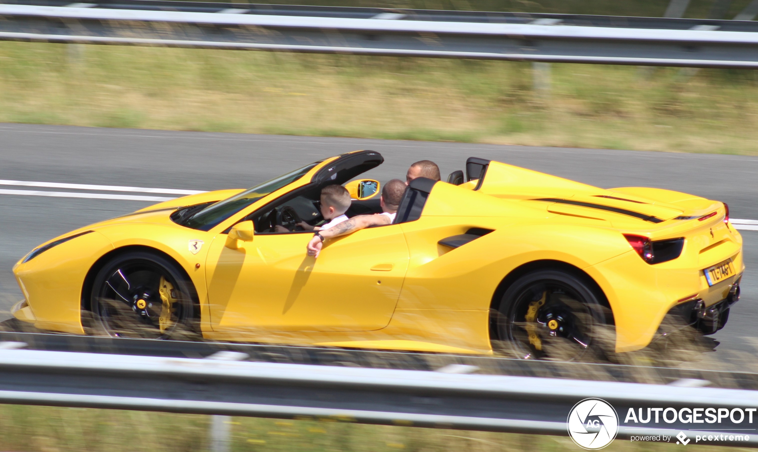 Dit jongetje heeft al vroeg rijles