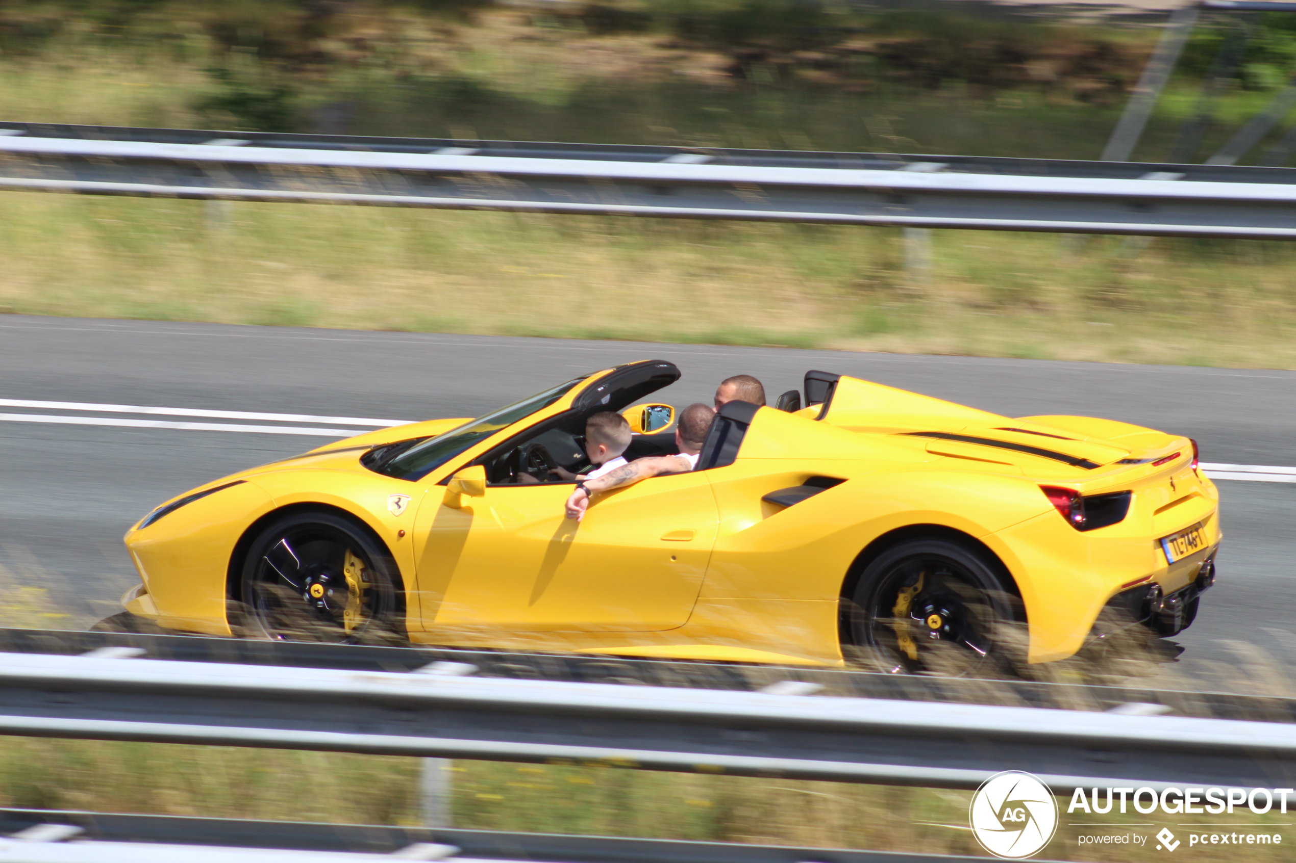 Dit jongetje heeft al vroeg rijles