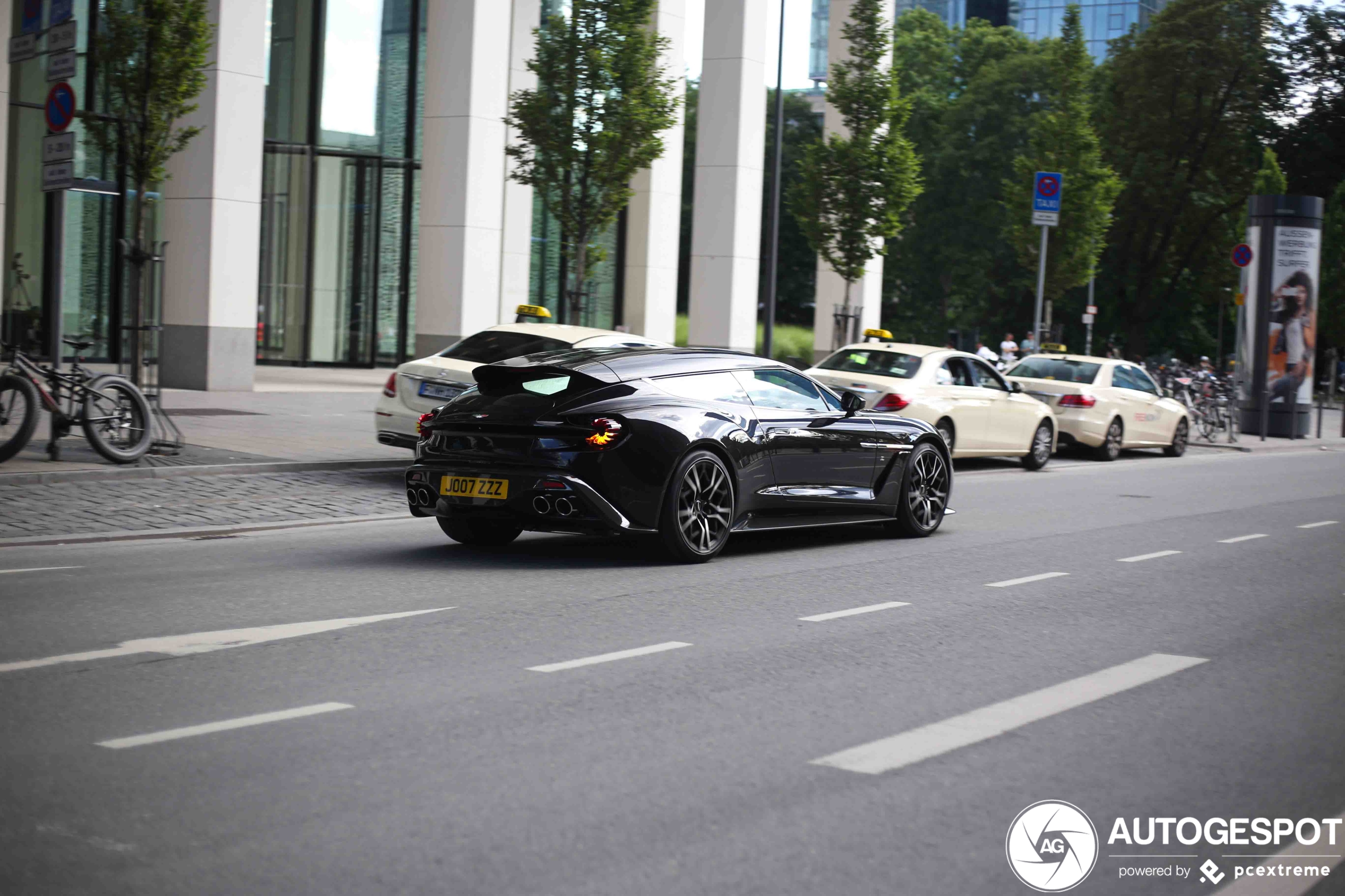 Eindelijk weer een Aston Martin Vanquish Zagato Shooting Brake gespot