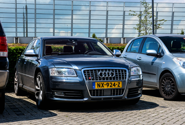 Audi S8 D3