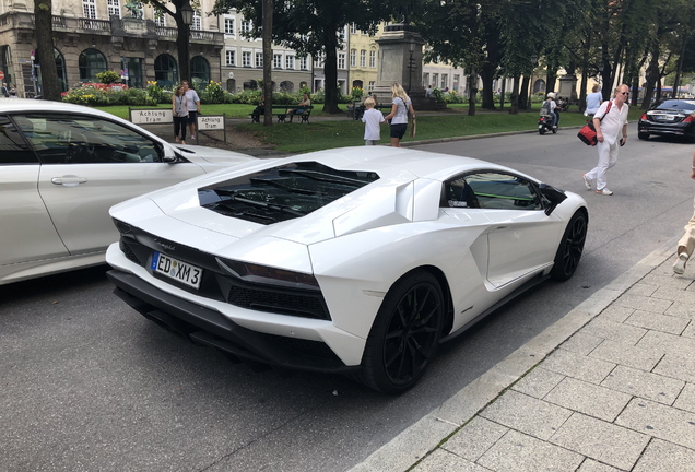 Lamborghini Aventador S LP740-4