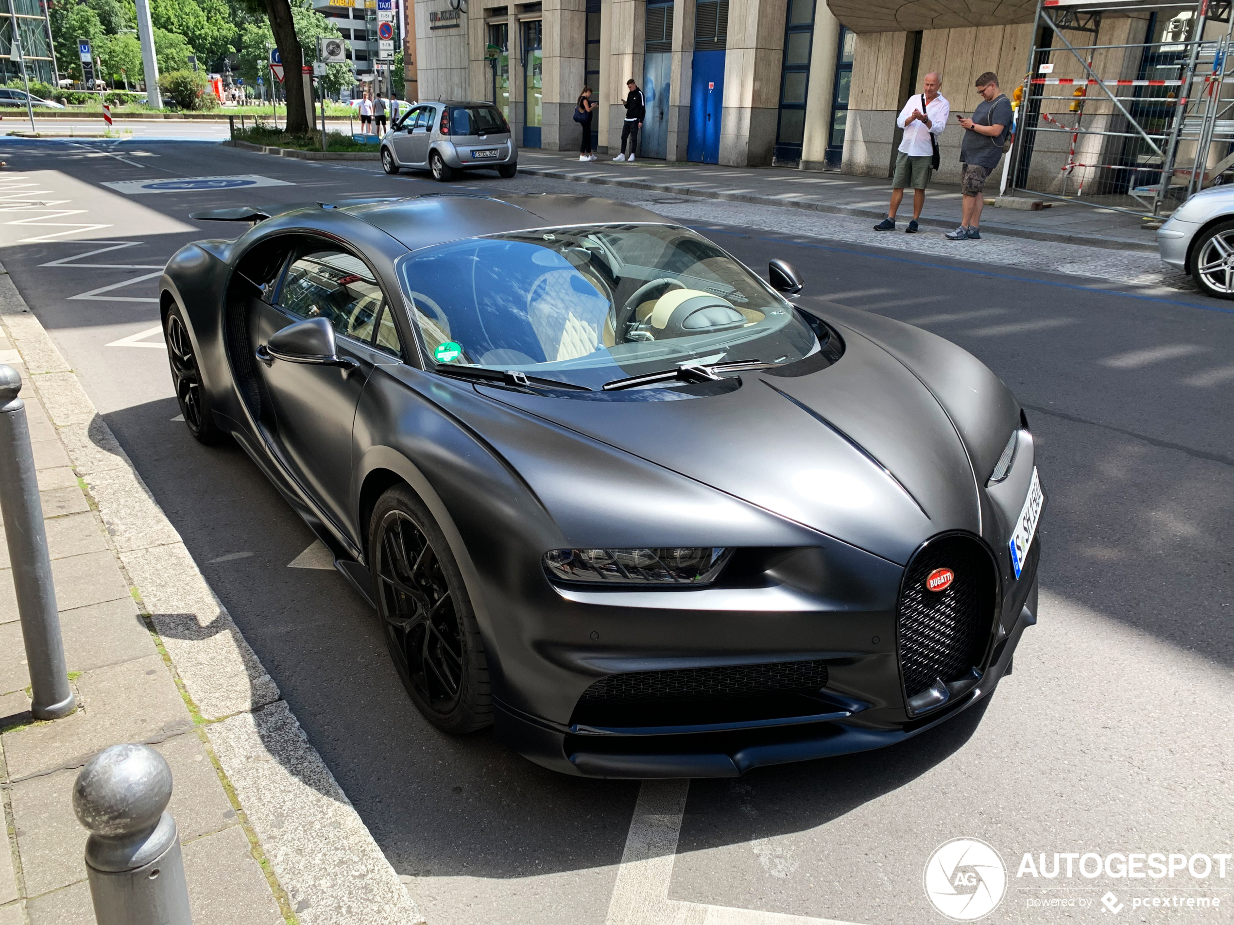 Matzwarte Bugatti Chiron Sport staat nonchalant in Stuttgart