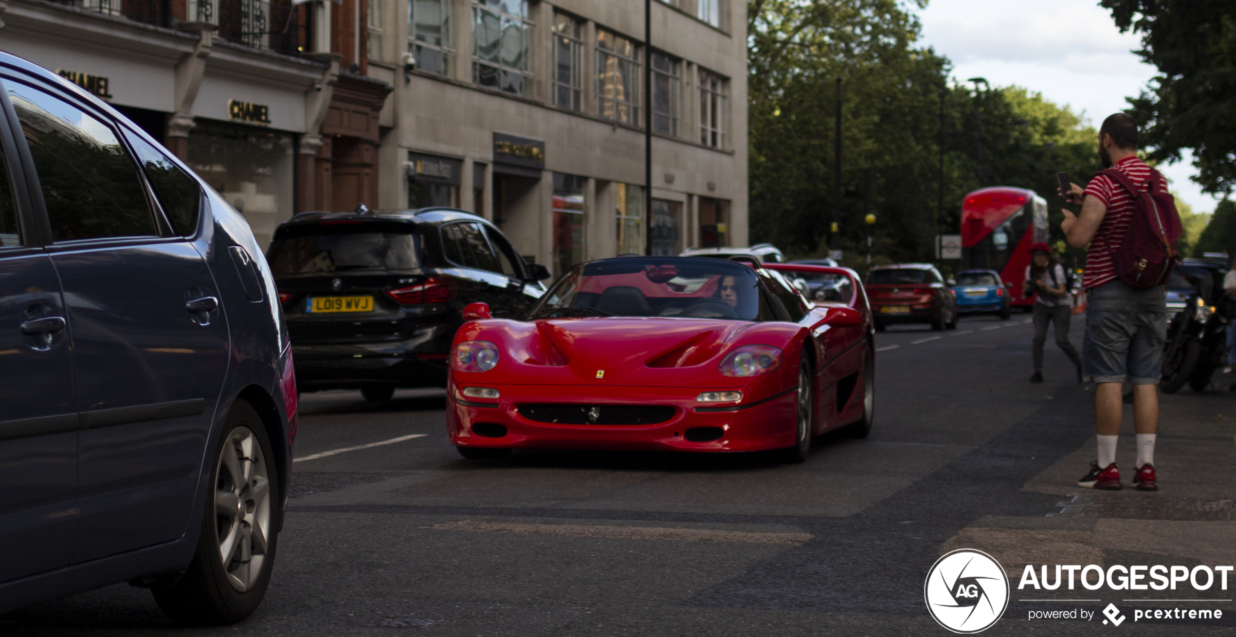 Ferrari F50 wordt bestuurd door vrouwelijk schoon