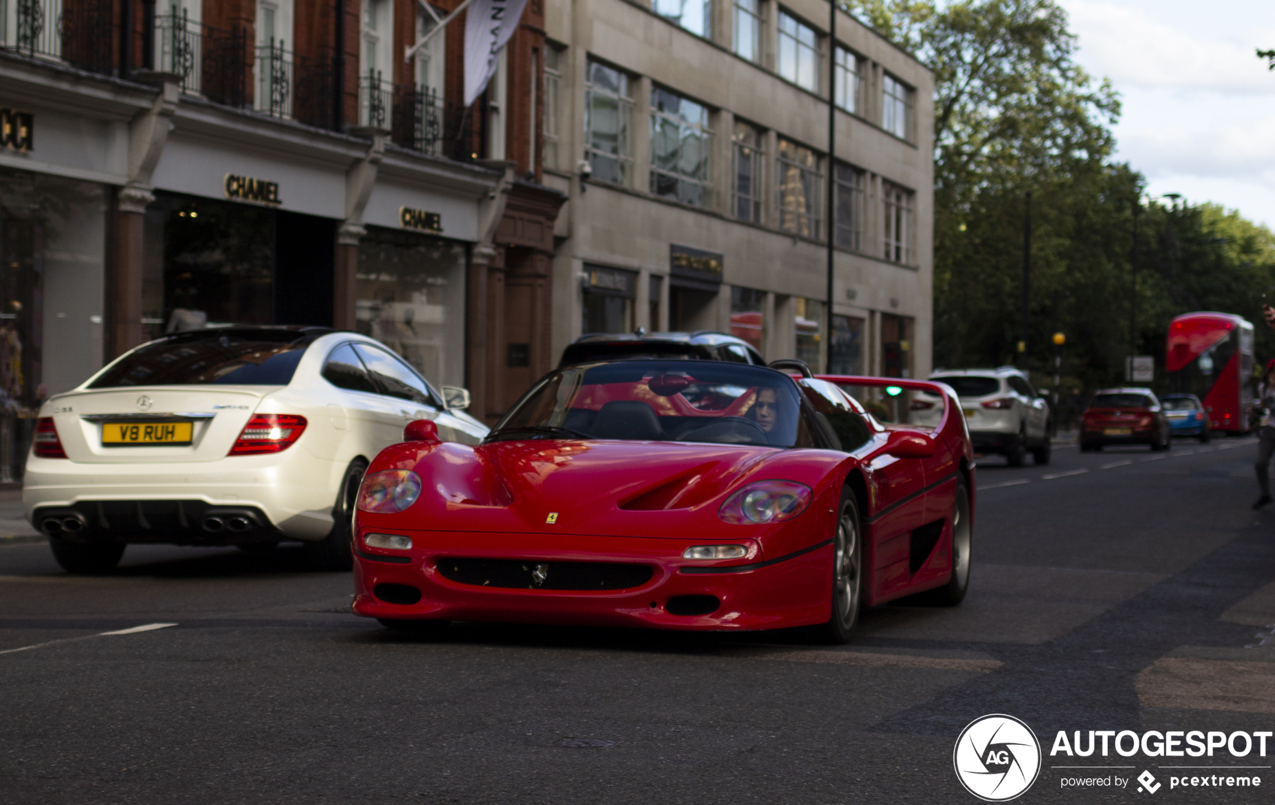 Ferrari F50 wordt bestuurd door vrouwelijk schoon