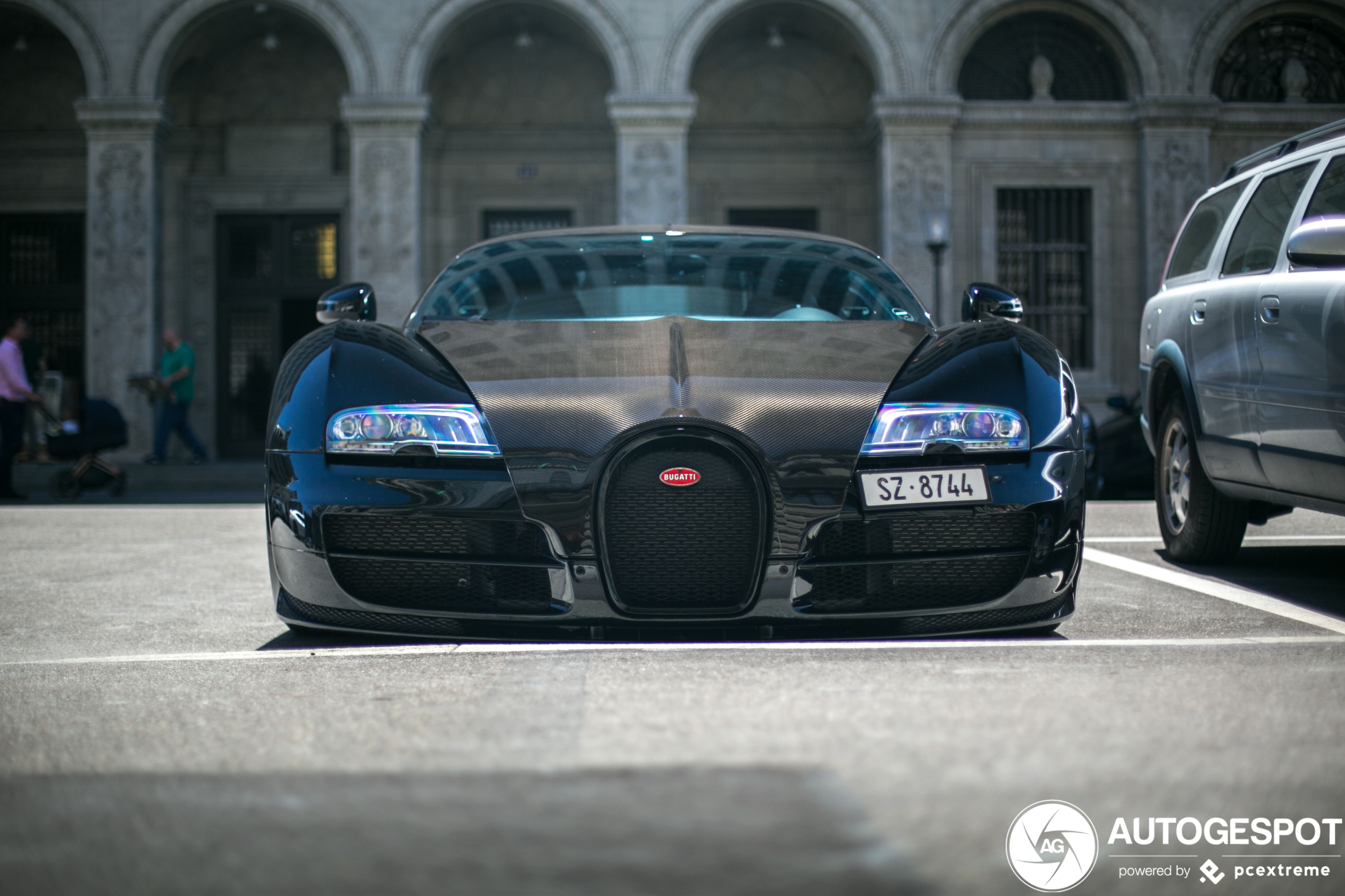 Bugatti Veyron 16.4 Super Sport maakt indruk met zijn vleugel