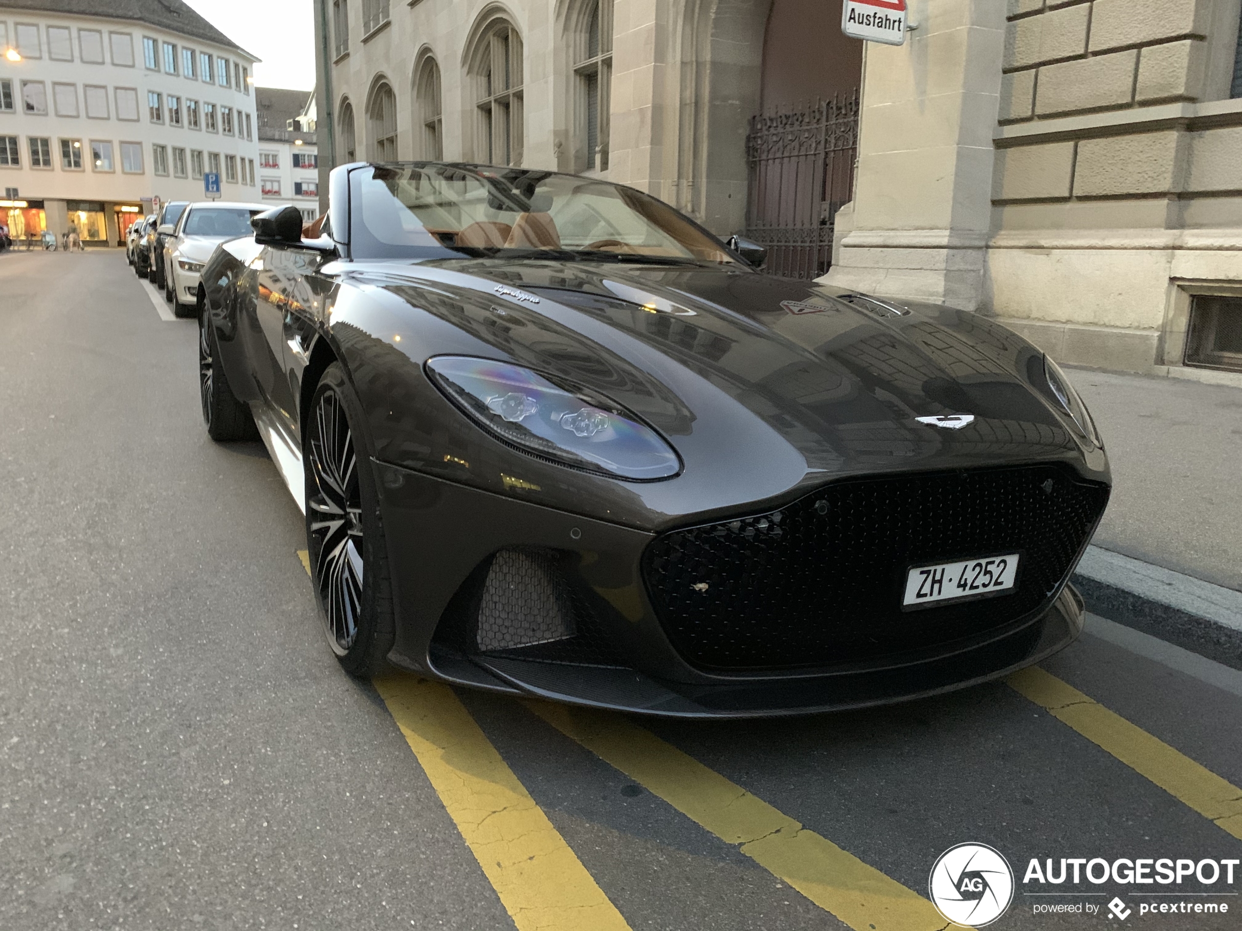 Aston Martin DBS Superleggera Volante