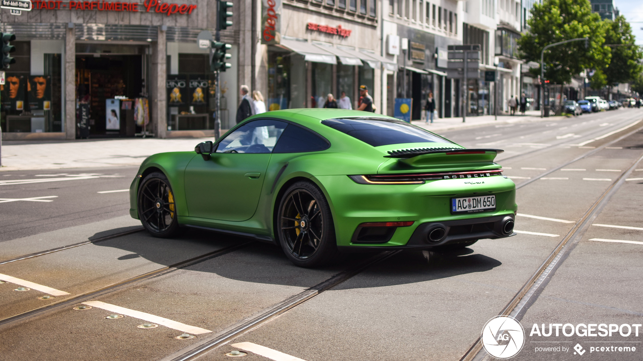 Porsche 992 Turbo S kan groene kleur heel goed hebben