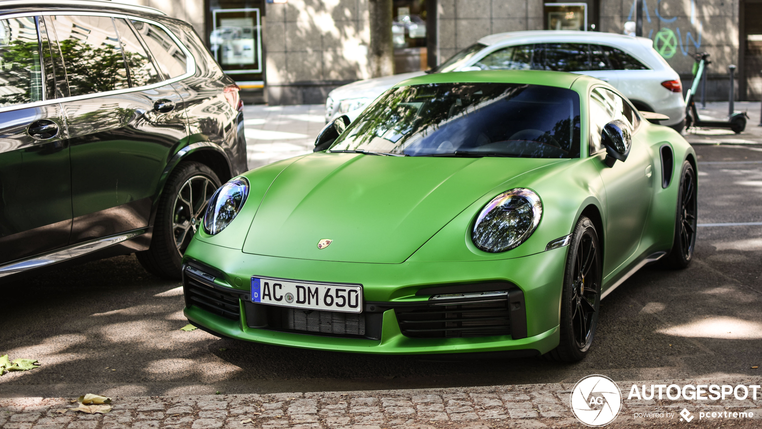 Porsche 992 Turbo S kan groene kleur heel goed hebben