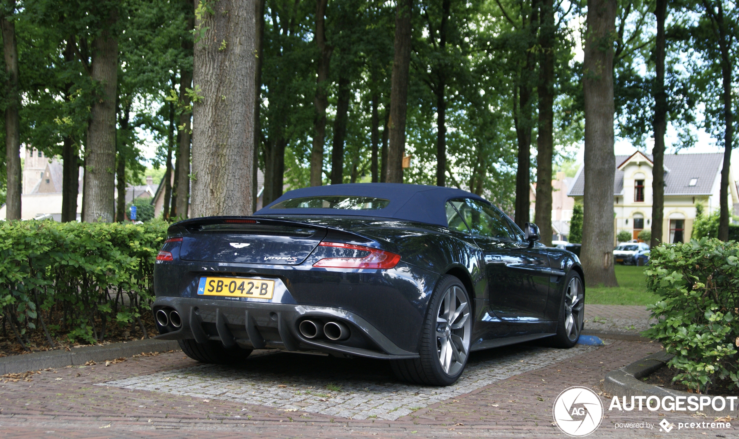 Aston Martin Vanquish S Volante 2017