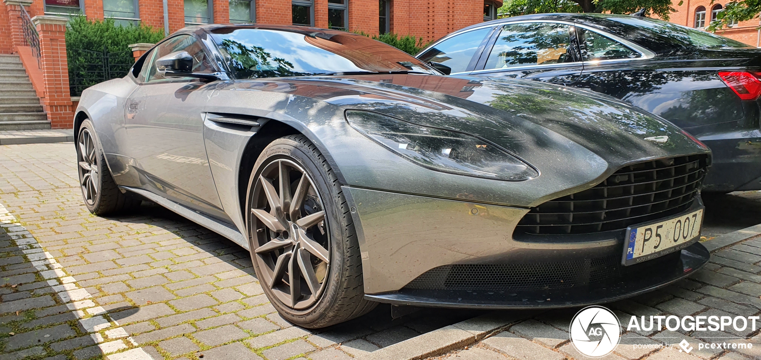 Aston Martin DB11 V8