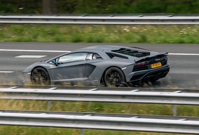 Lamborghini Aventador S LP740-4