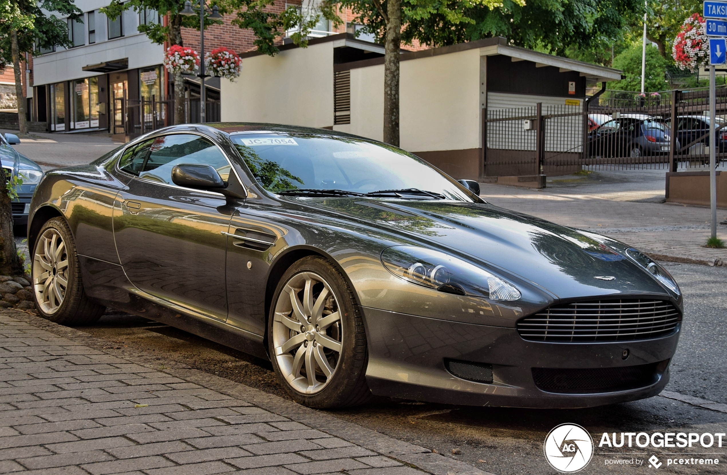 Aston Martin DB9